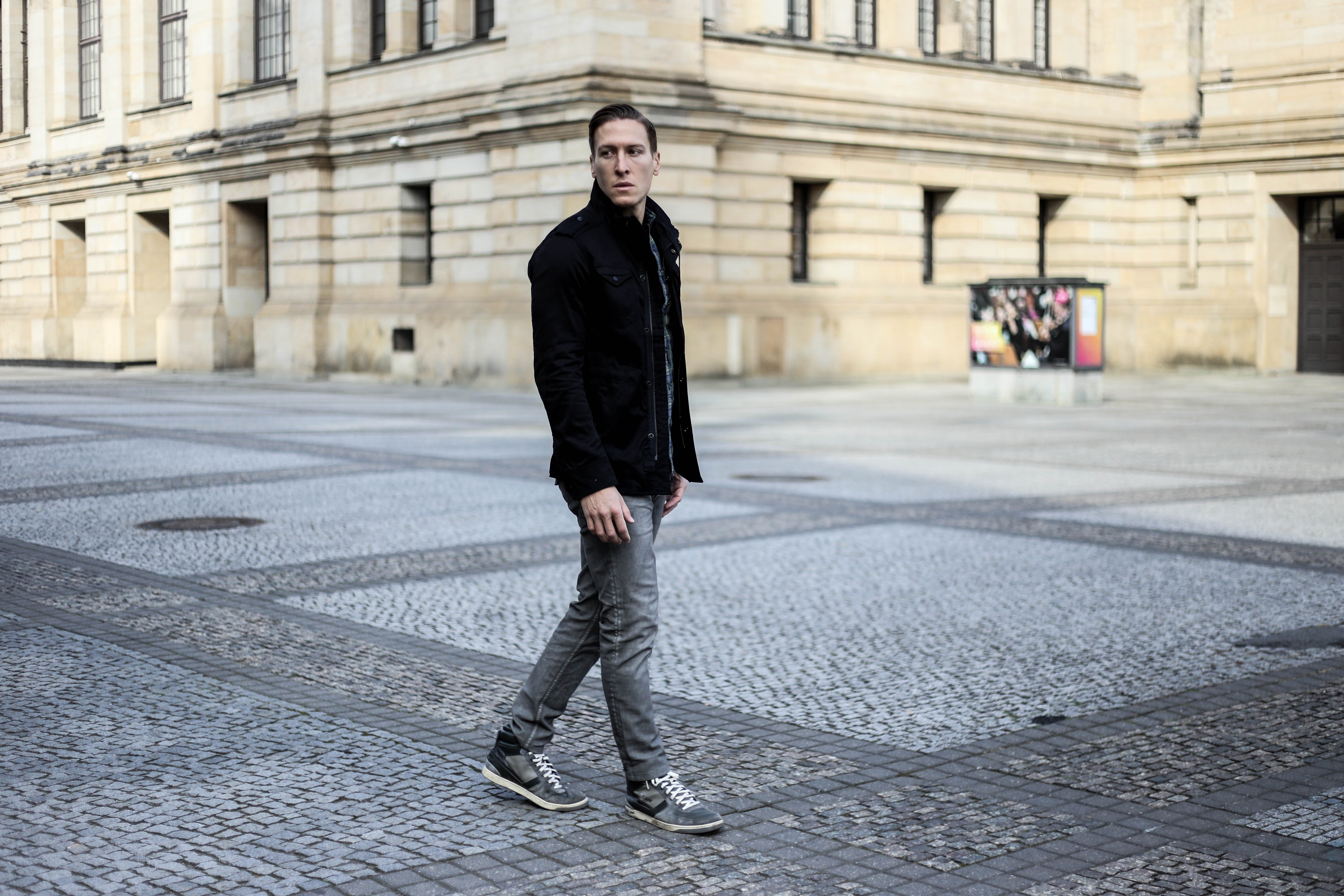 kariertes-hemd-maennerblog-fashionblog-berlin-outfit-graue-jeans_4079