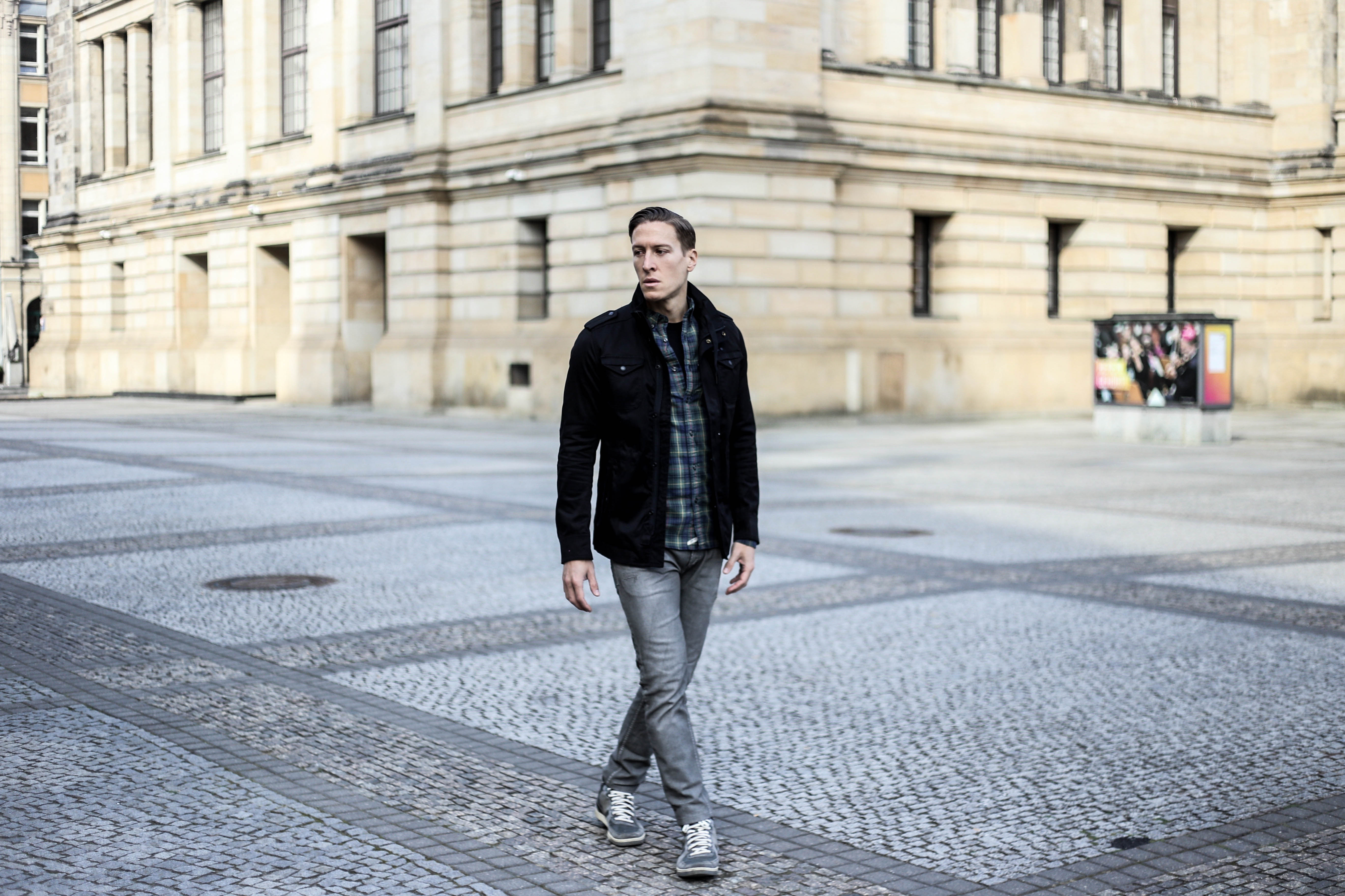 kariertes-hemd-maennerblog-fashionblog-berlin-outfit-graue-jeans_4106