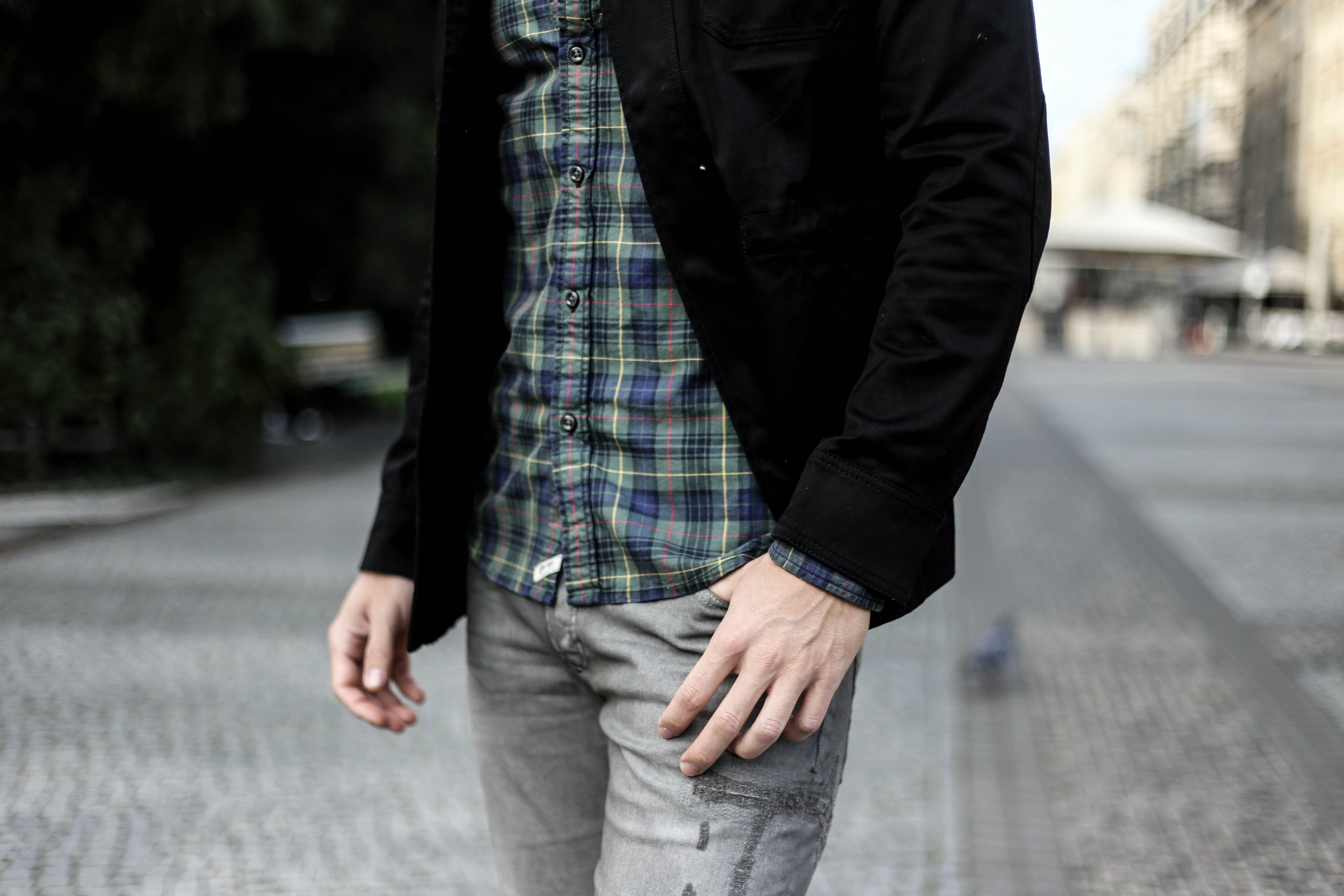 kariertes-hemd-maennerblog-fashionblog-berlin-outfit-graue-jeans_4116