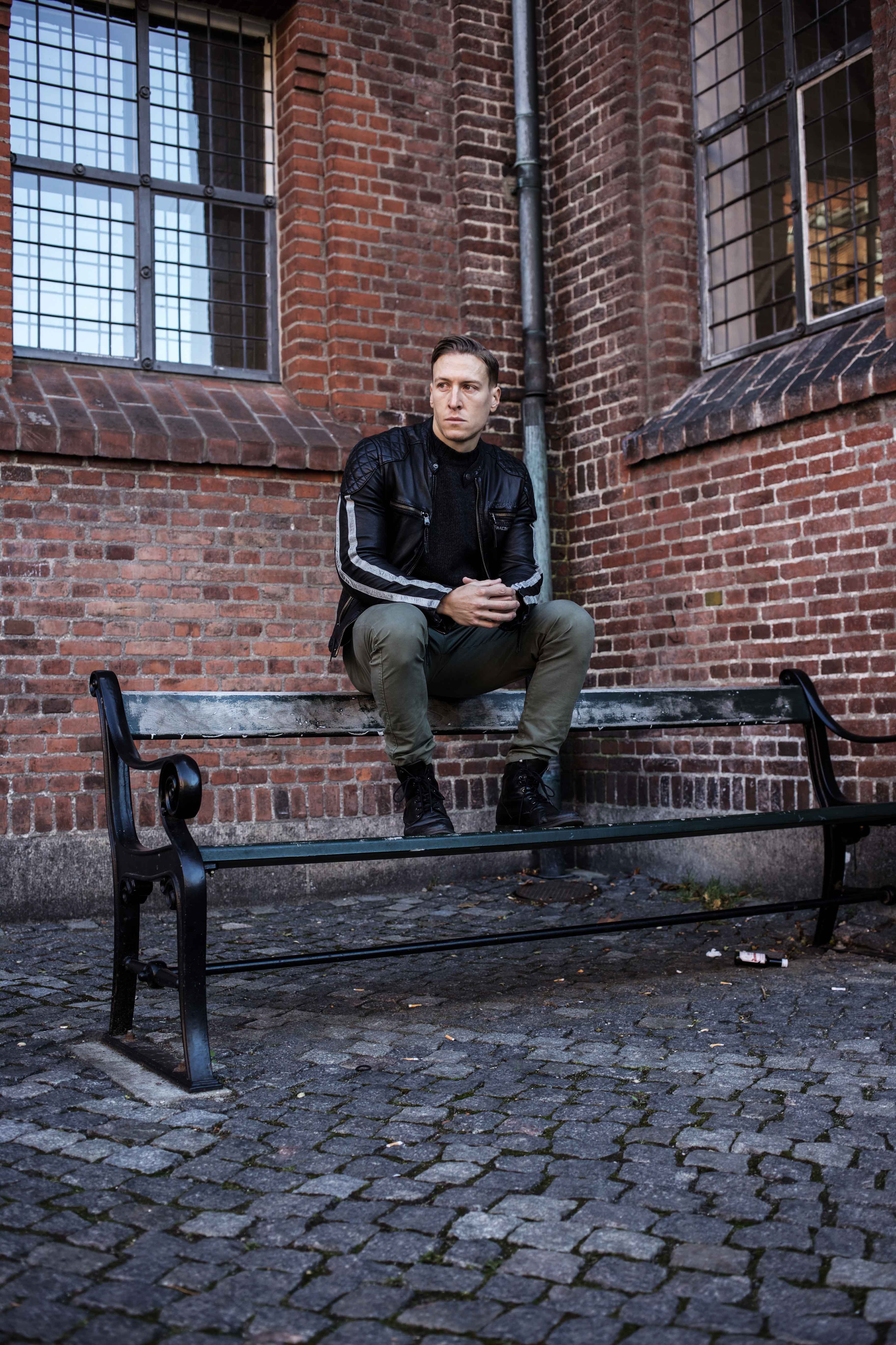 trashed-pullover-schwarze-lederjacke-olivgruene-chino-grunge-look_6064