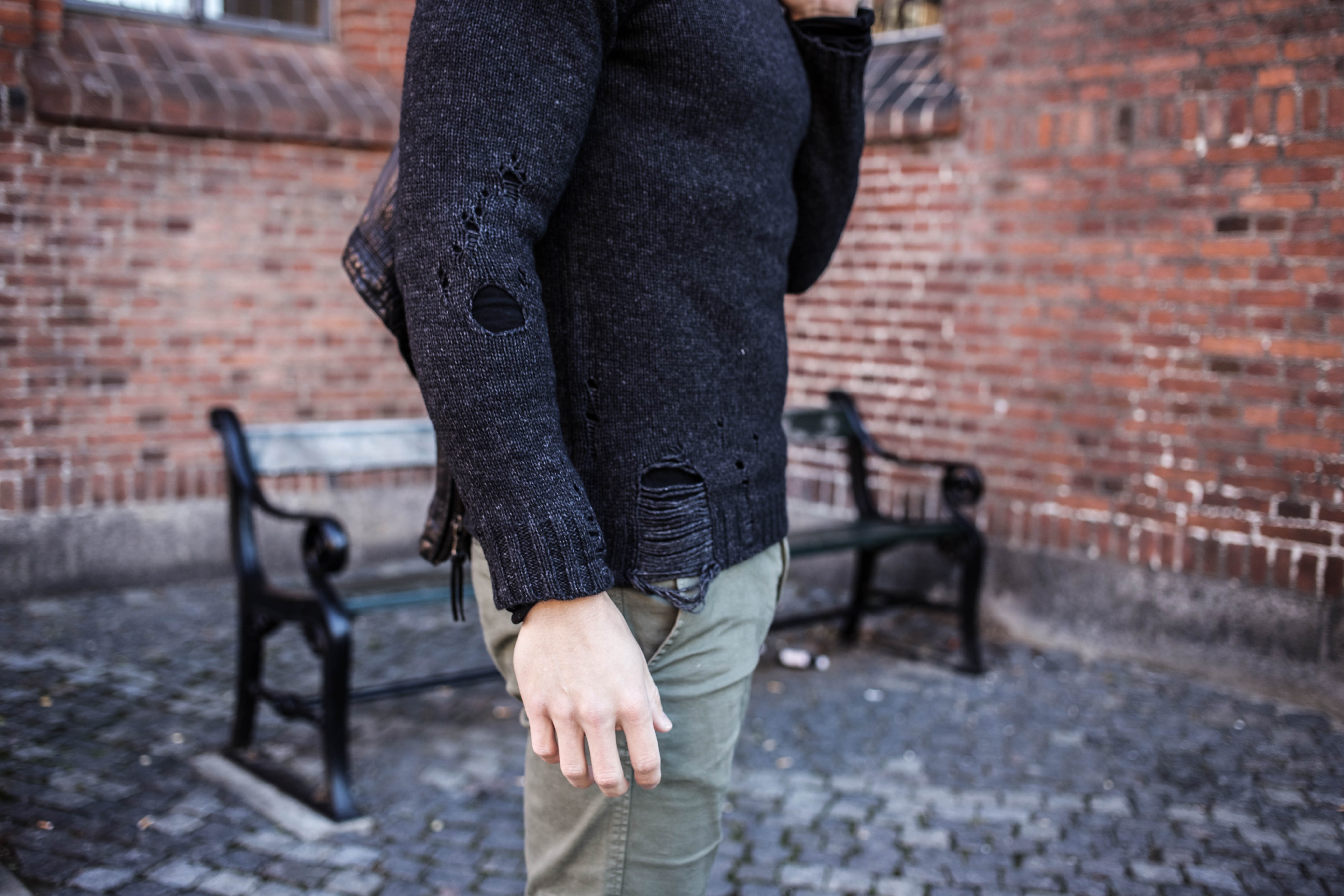 trashed-pullover-schwarze-lederjacke-olivgruene-chino-grunge-look_6112