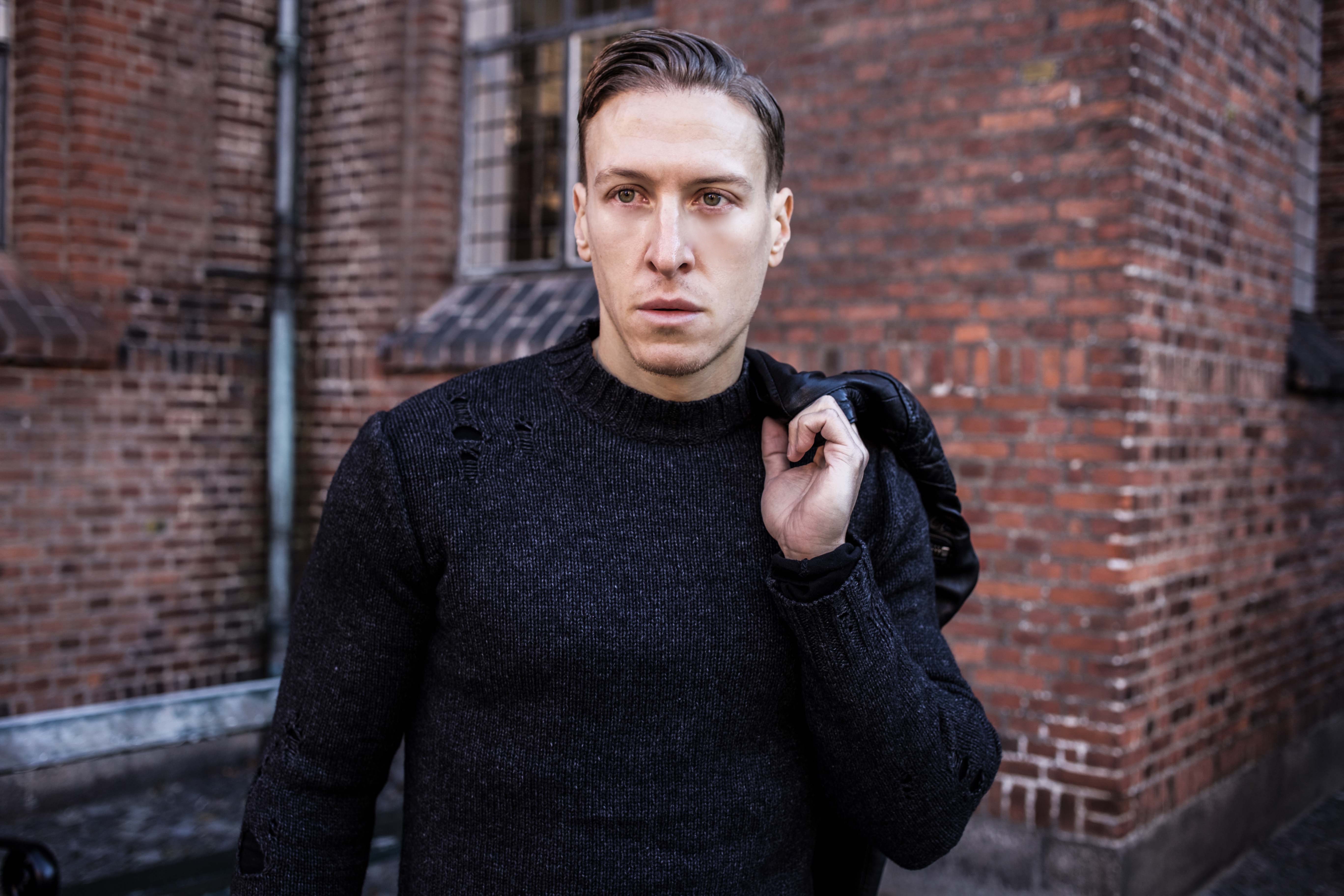 trashed-pullover-schwarze-lederjacke-olivgruene-chino-grunge-look_6115