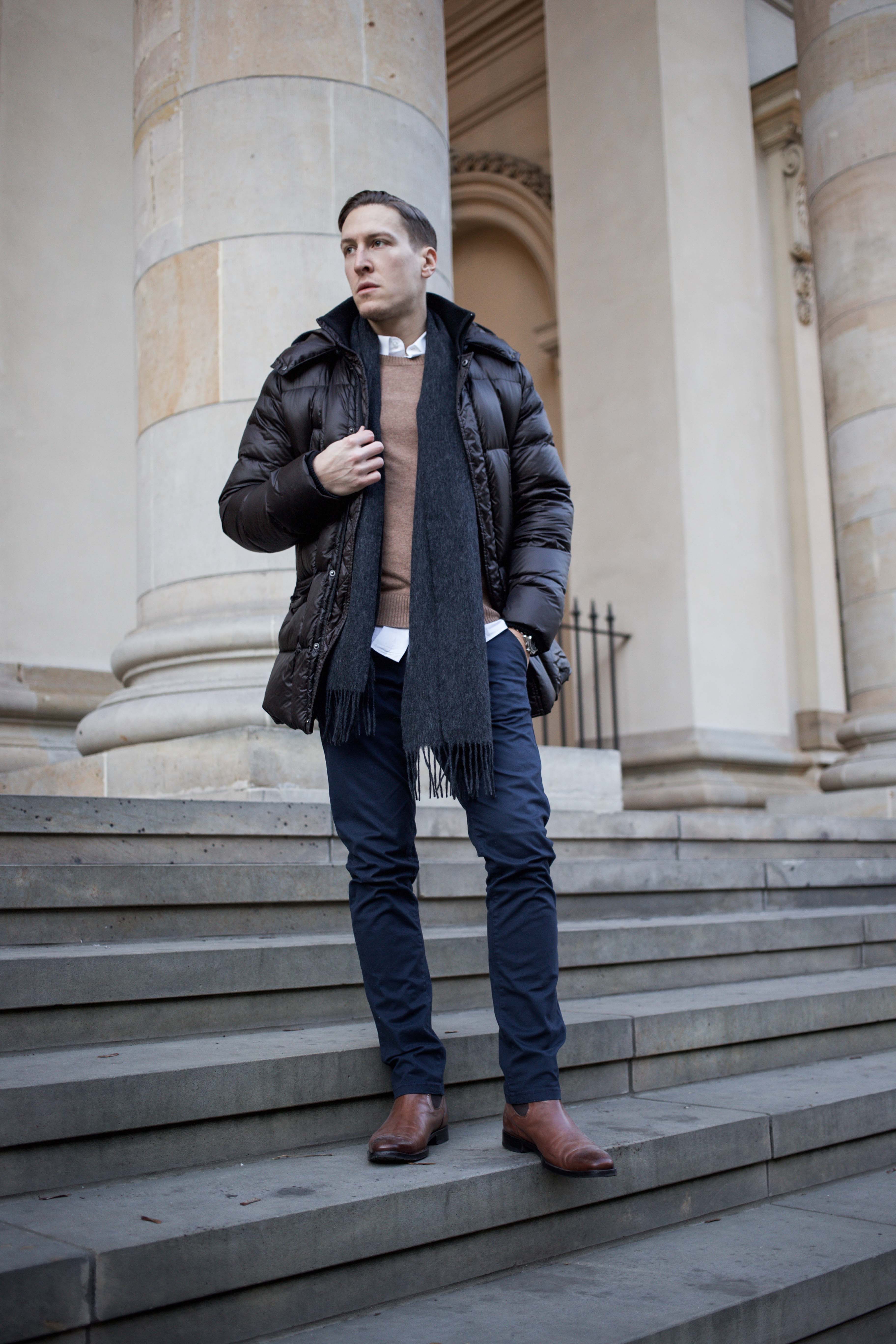 blaue-chino-grauer-schal-selected-homme-camel-pullover-outfit-about-you_7557