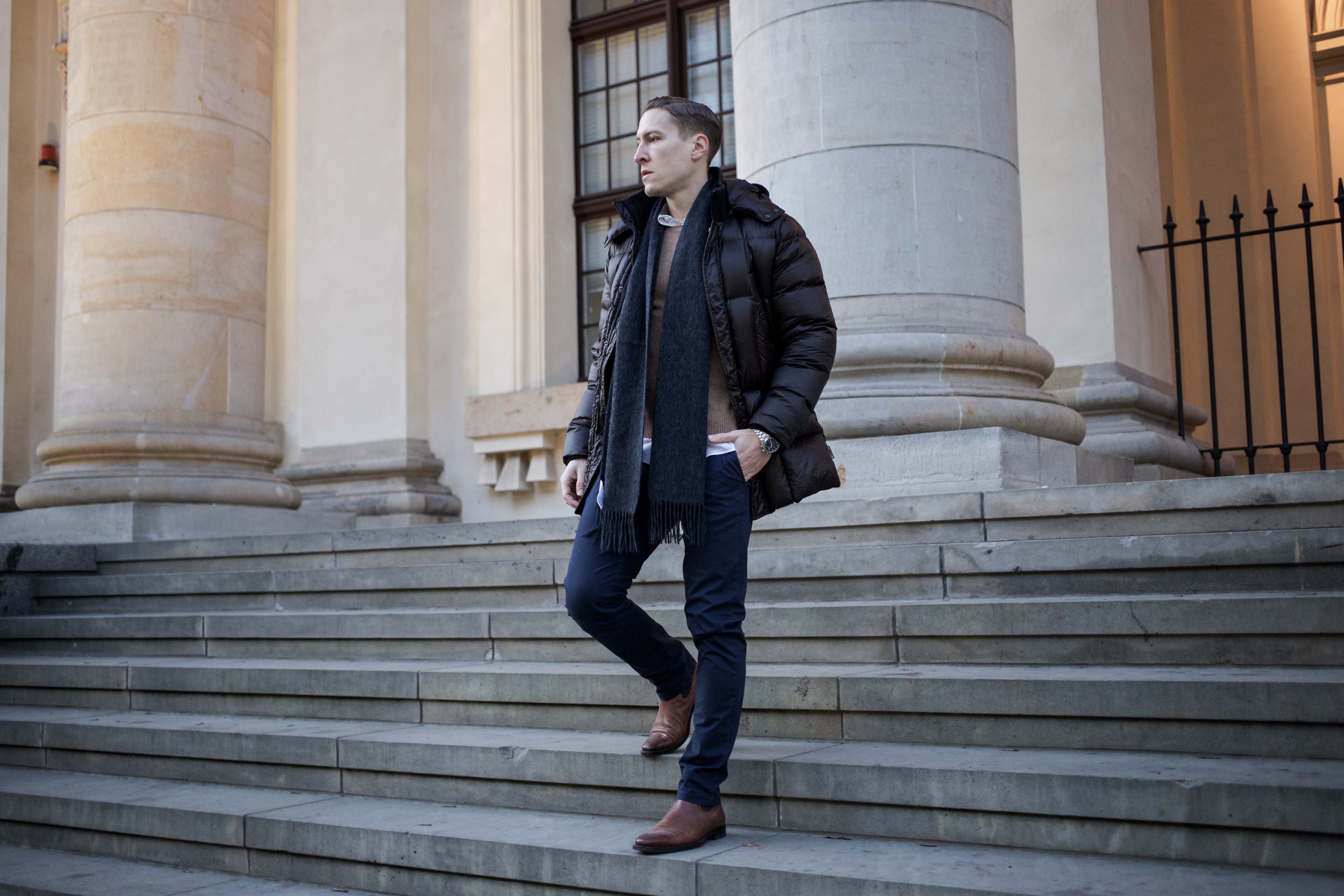 Cold Berlin Blaue Chino Grauer Schal Und Braune Daunenjacke Outfit