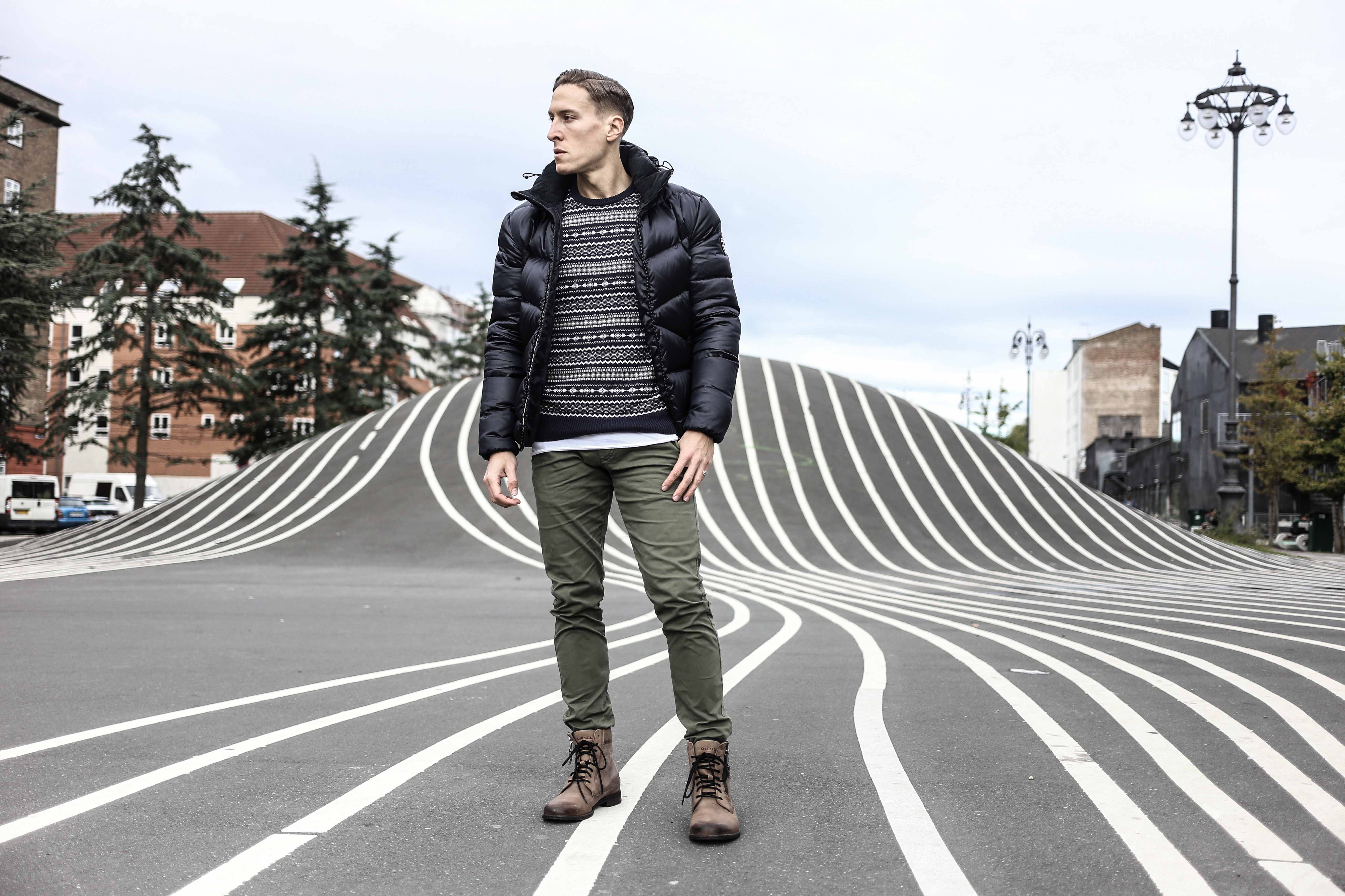 norweger-pulli-olivgruene-chino-dunkelblaue-daunenjacke-braune-lederstiefel-winter-look-menfashion-modeblog-berlin_4536