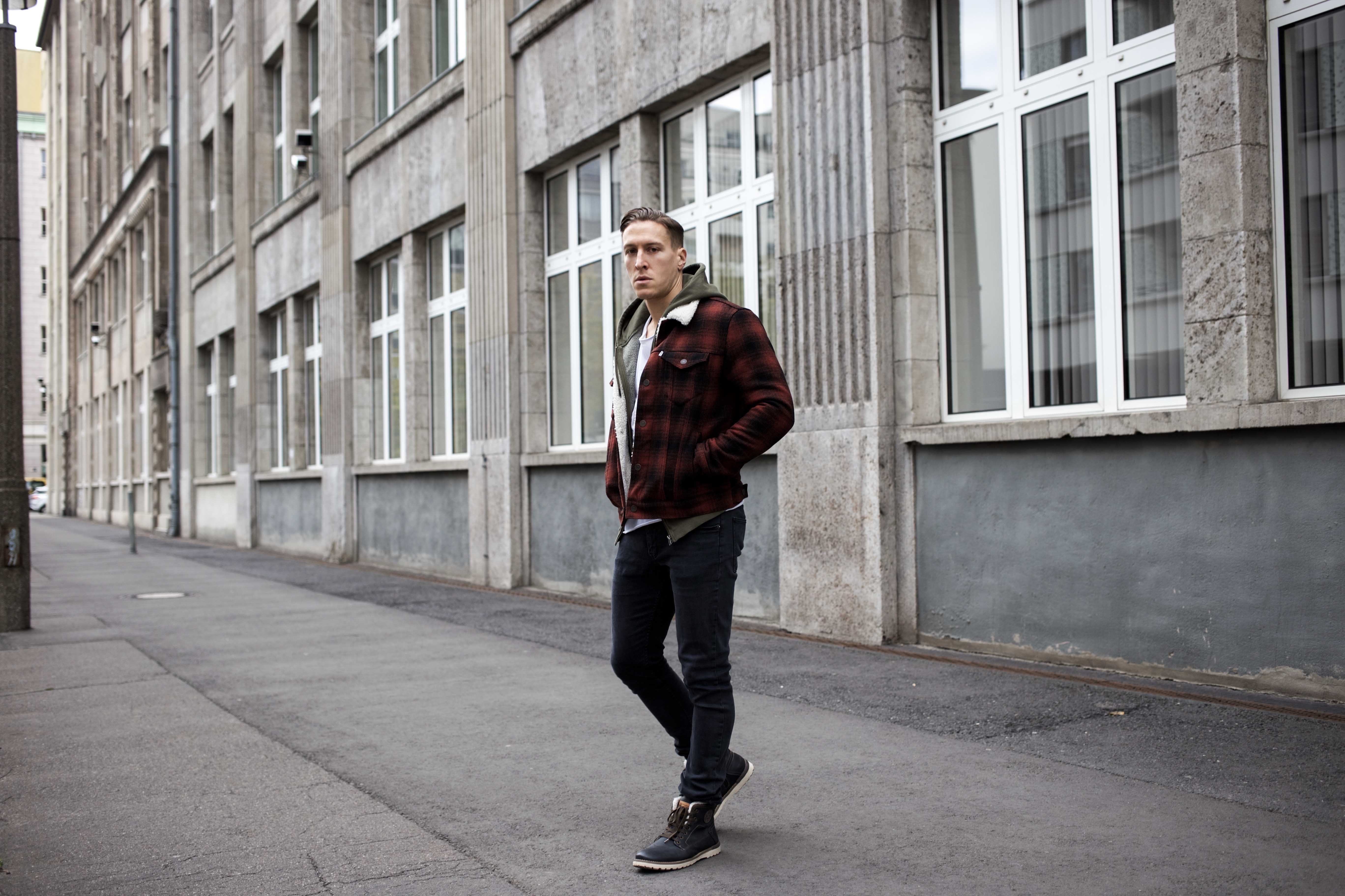 rot-karierte-sherpa-jacke-trucker-jacke-kanadischer-winter-look_6526