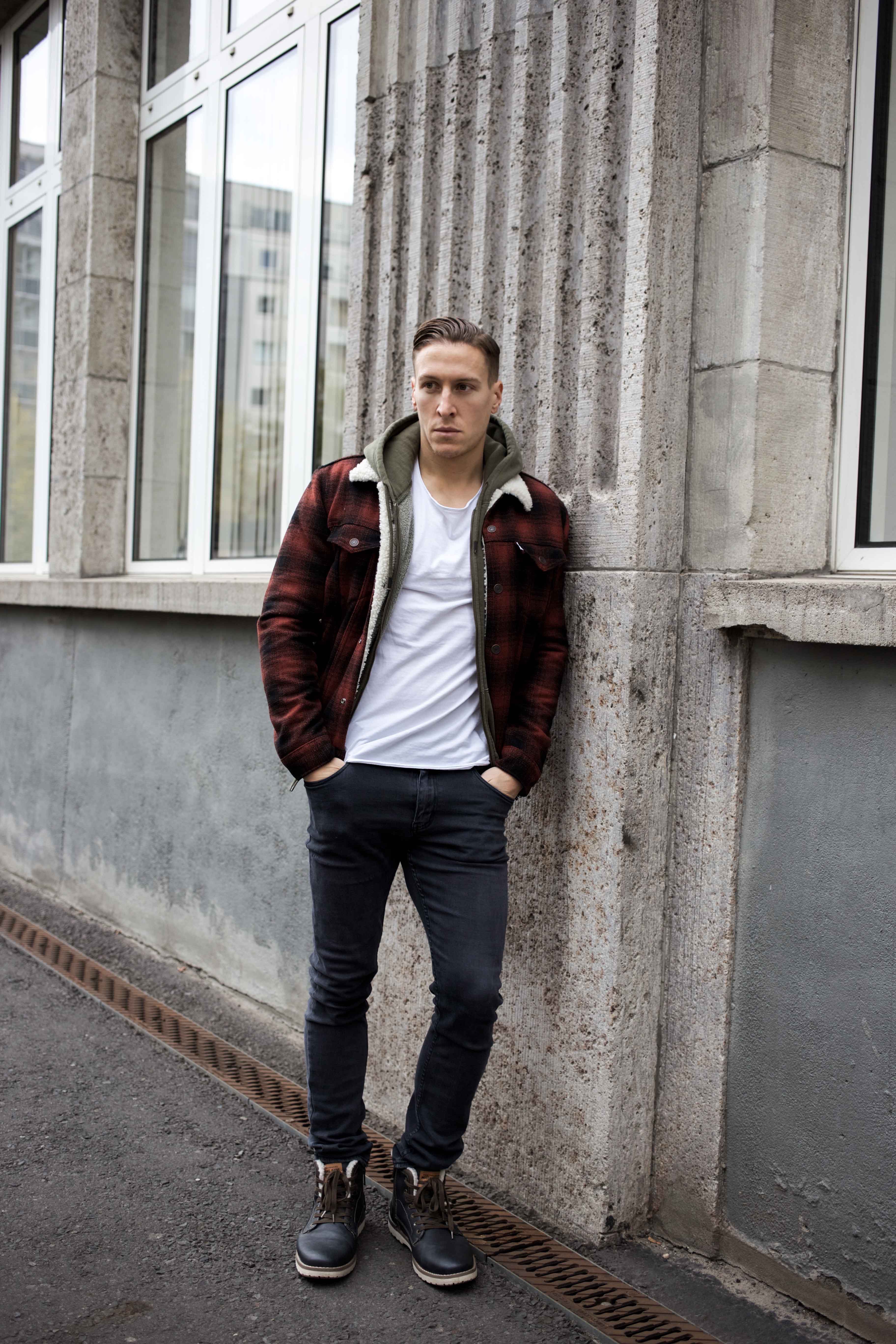 rot-karierte-sherpa-jacke-trucker-jacke-kanadischer-winter-look_6588