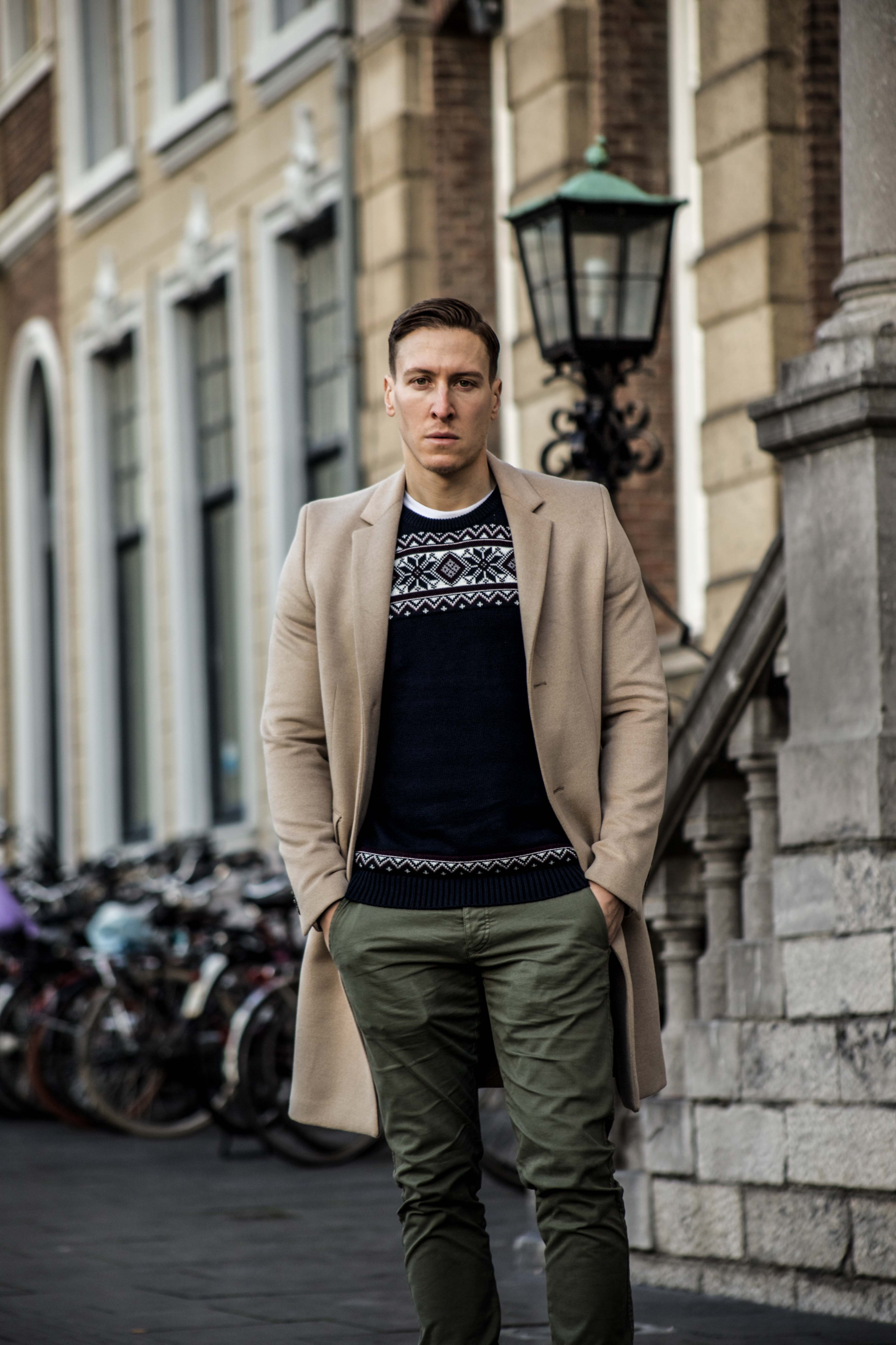 camel-coat-khaki-chino-roermond-outift-norweger-pullover-blau-streetstyle_0394