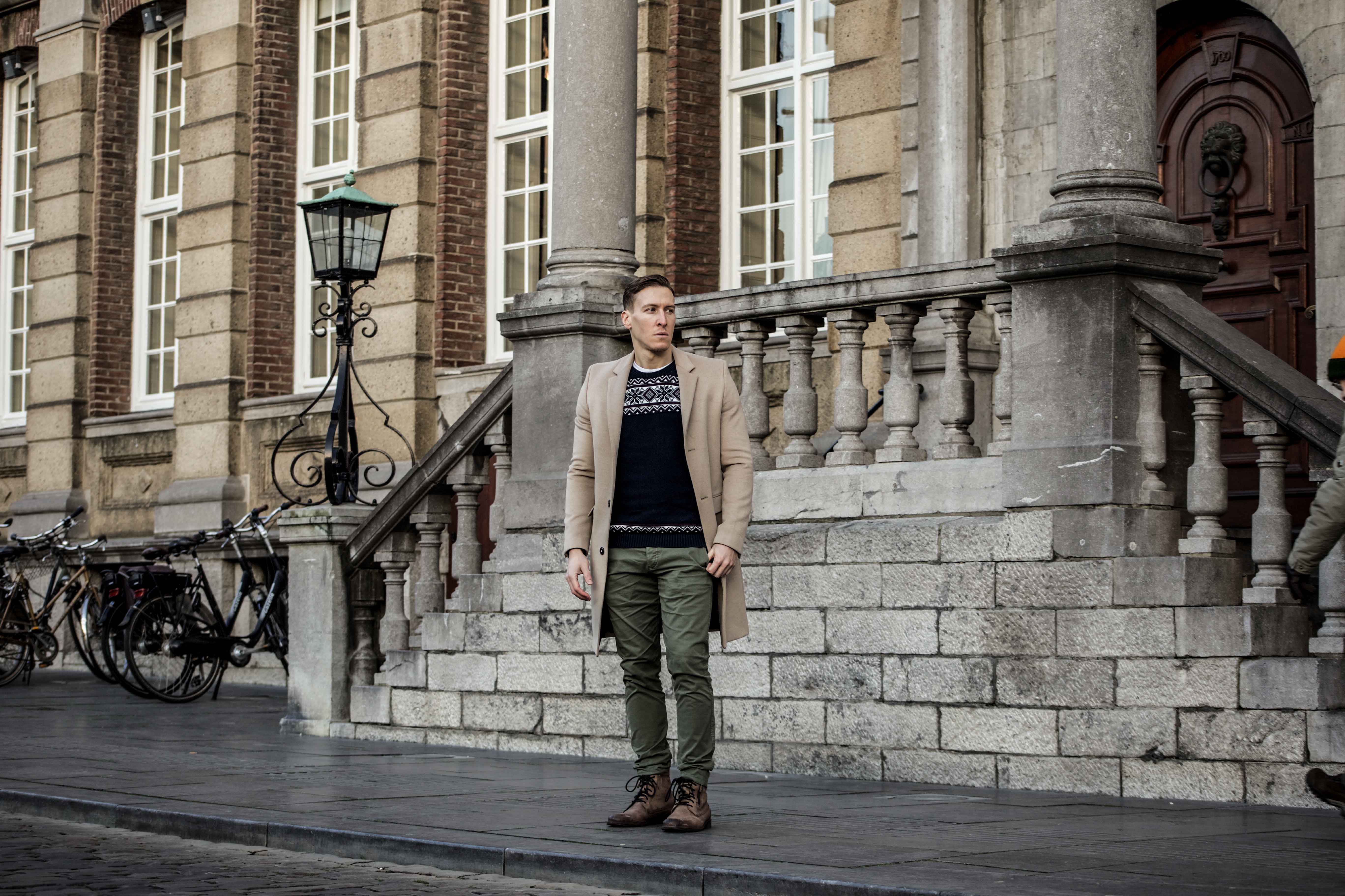 camel-coat-khaki-chino-roermond-outift-norweger-pullover-blau-streetstyle_0427