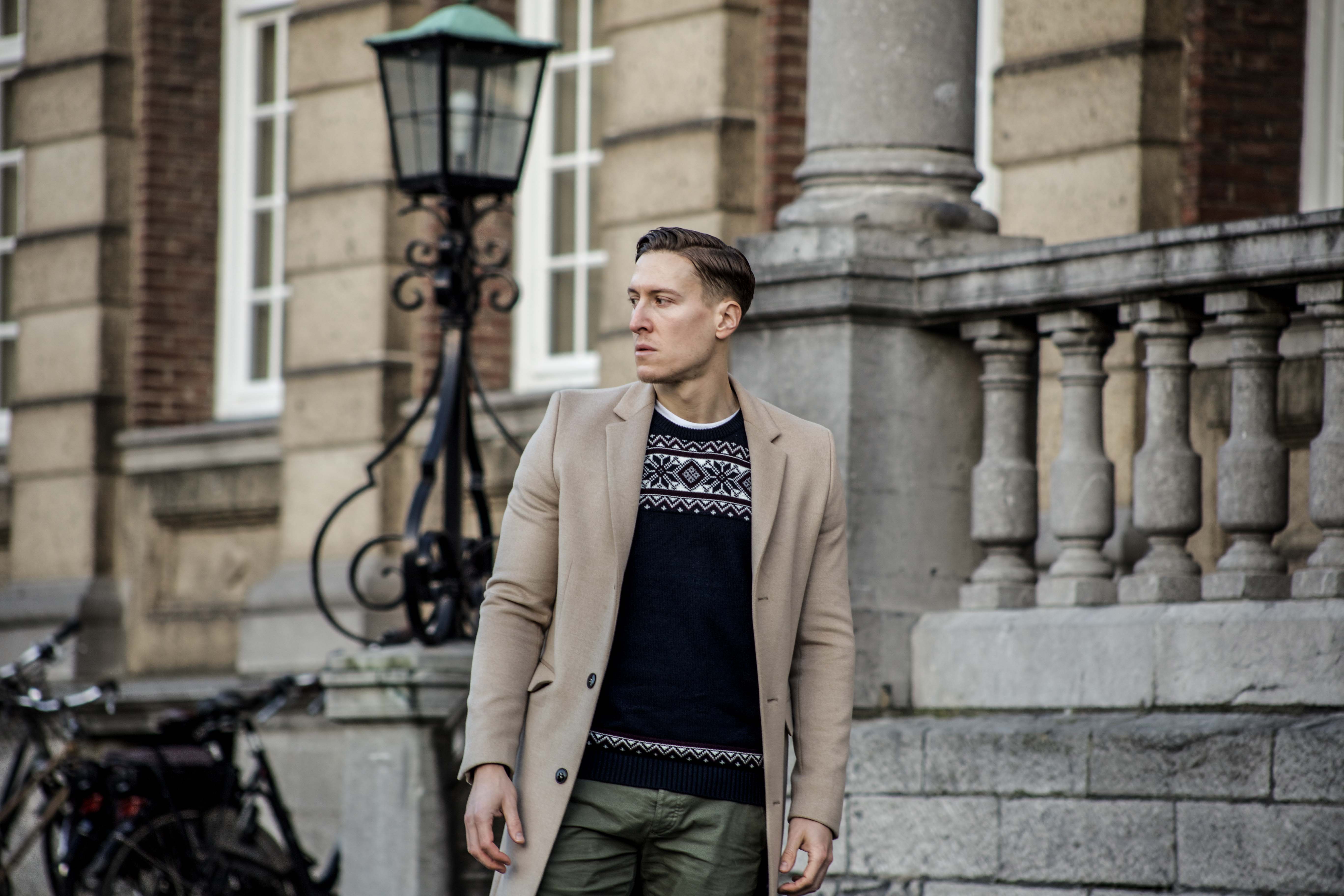 camel-coat-khaki-chino-roermond-outift-norweger-pullover-blau-streetstyle_0454