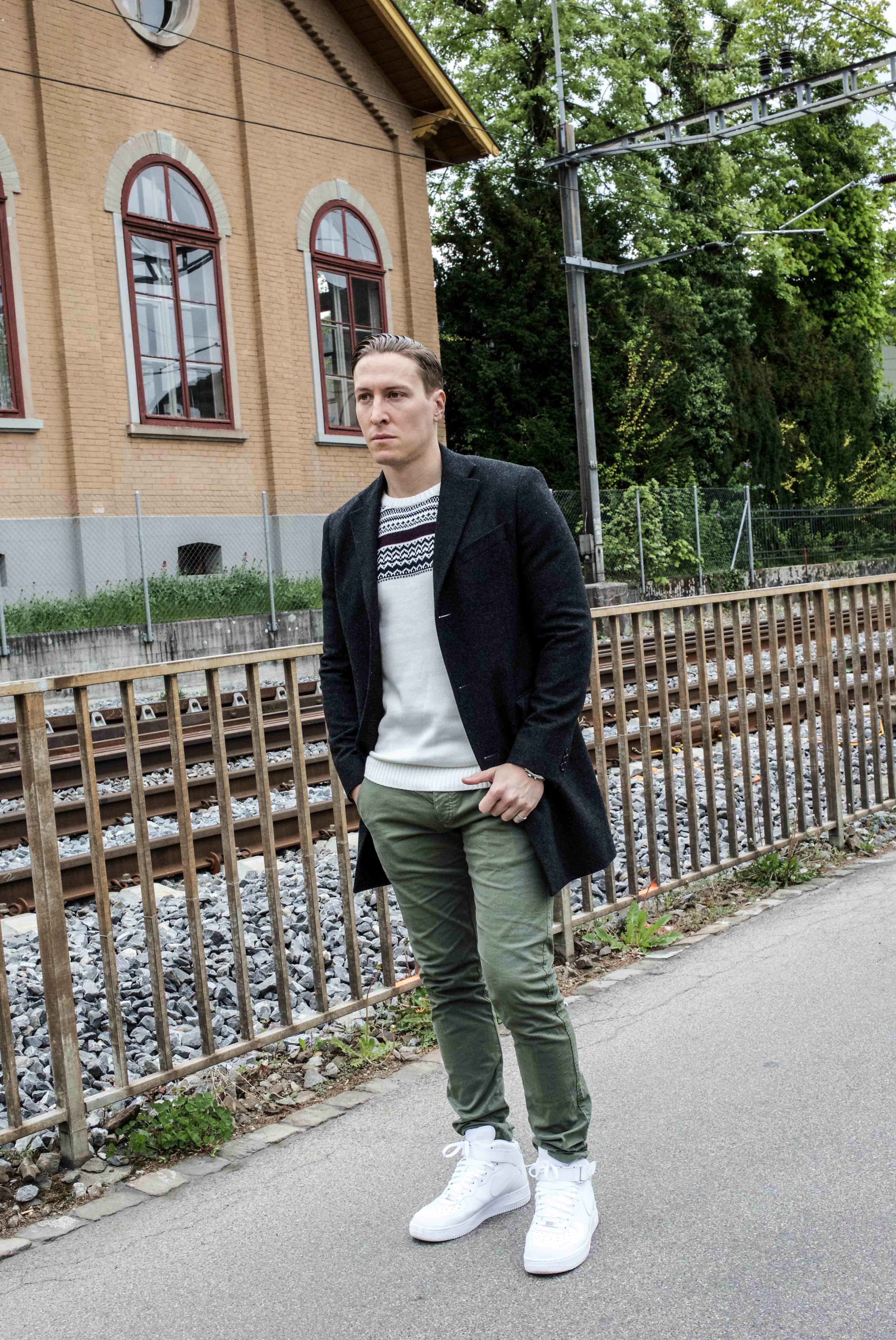 streetstyle-zürich-zurich-nike-air-force-grüne-chino-grauer-mantel-männer-modeblog_7094