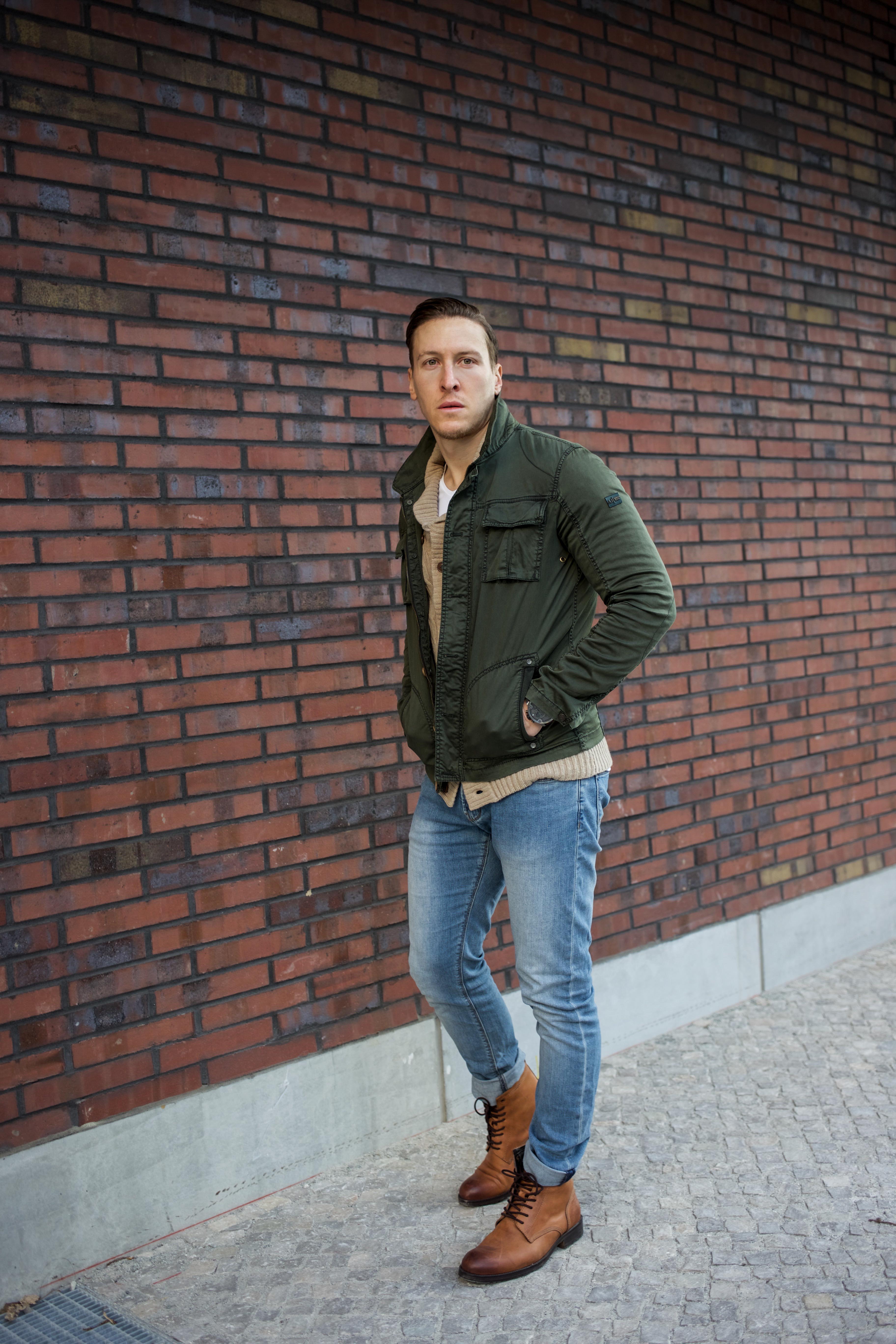 Strickjacke Kombinieren Blue Jeans Und Lederboots Manner Modeblog Berlin