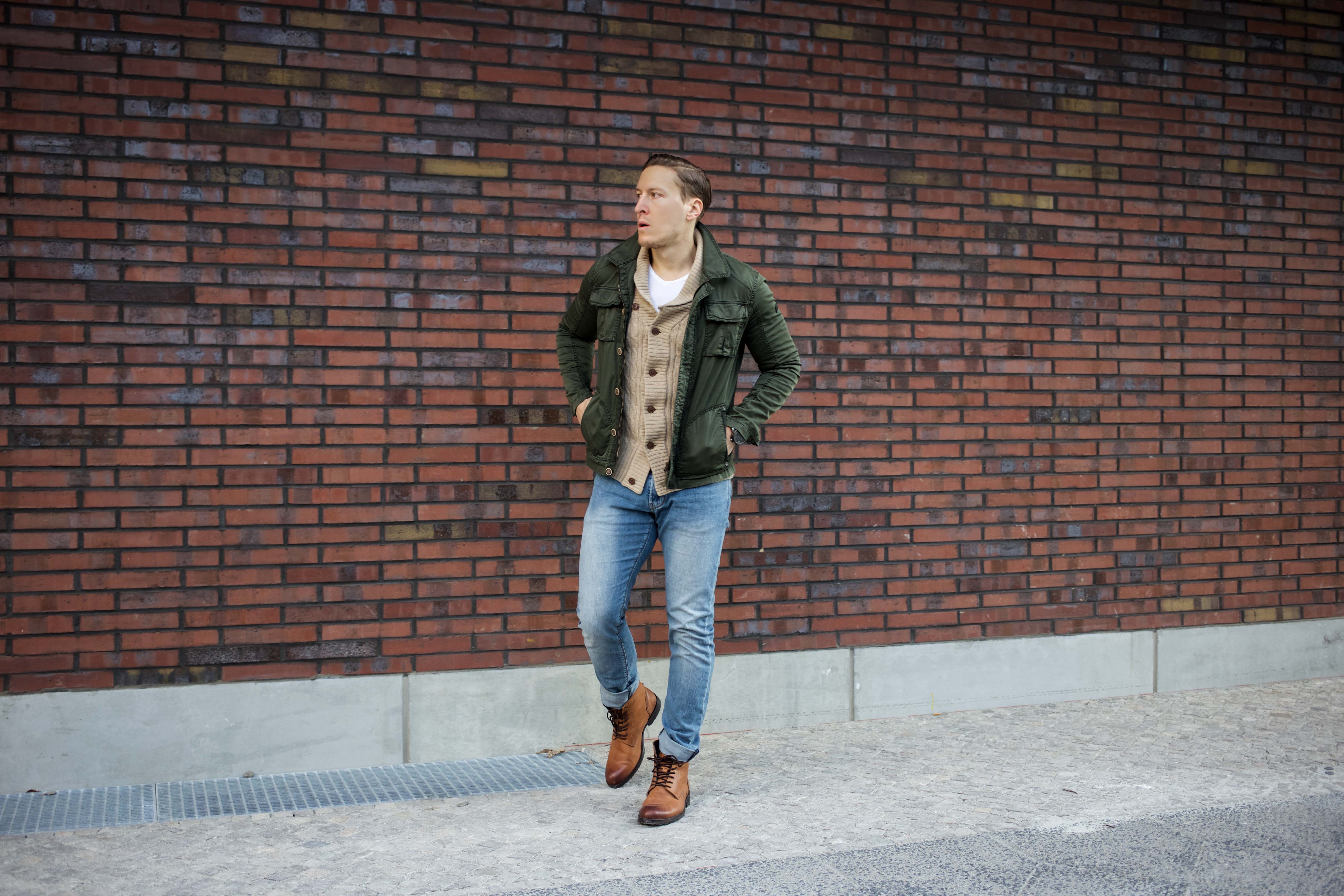 strickjacke-kombinieren-männer-beige-cardigan-blue-jeans-fashionblog-berlin-modeblog_8967