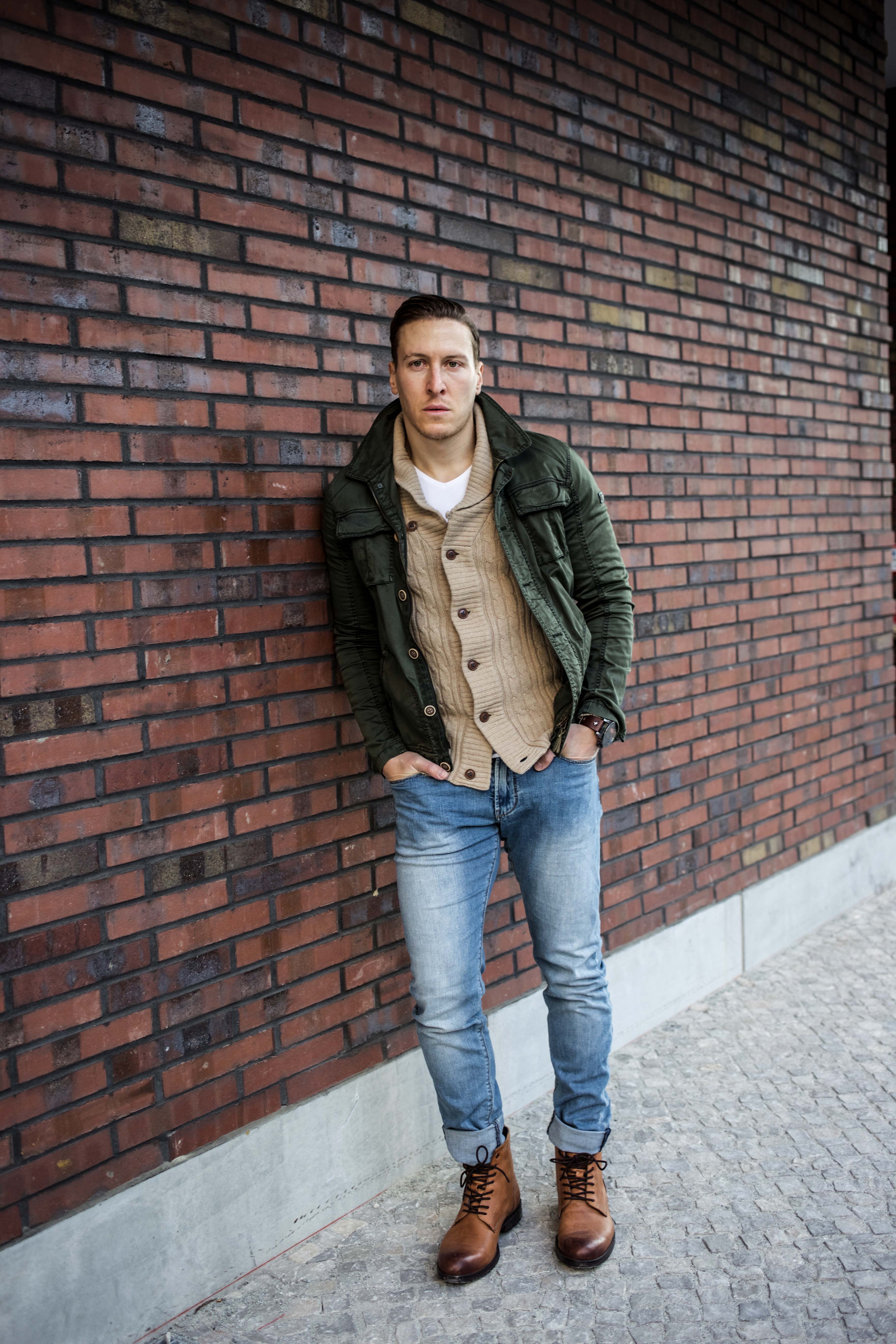 strickjacke-kombinieren-männer-beige-cardigan-blue-jeans-fashionblog-berlin-modeblog_9051