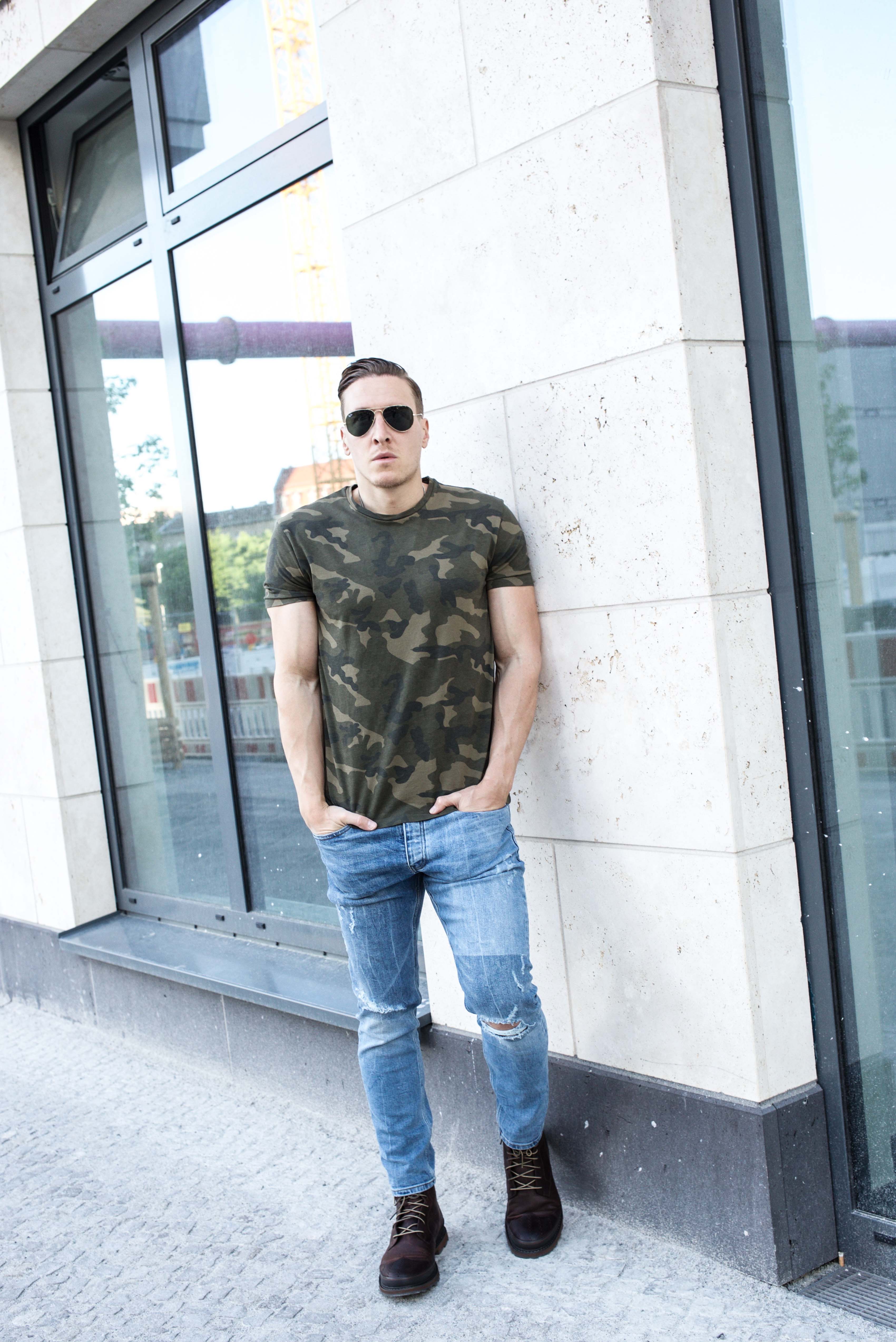 camouflage-braun-erdtöne-boots-ripped-jeans-männer-lifestyle-modeblog_6812