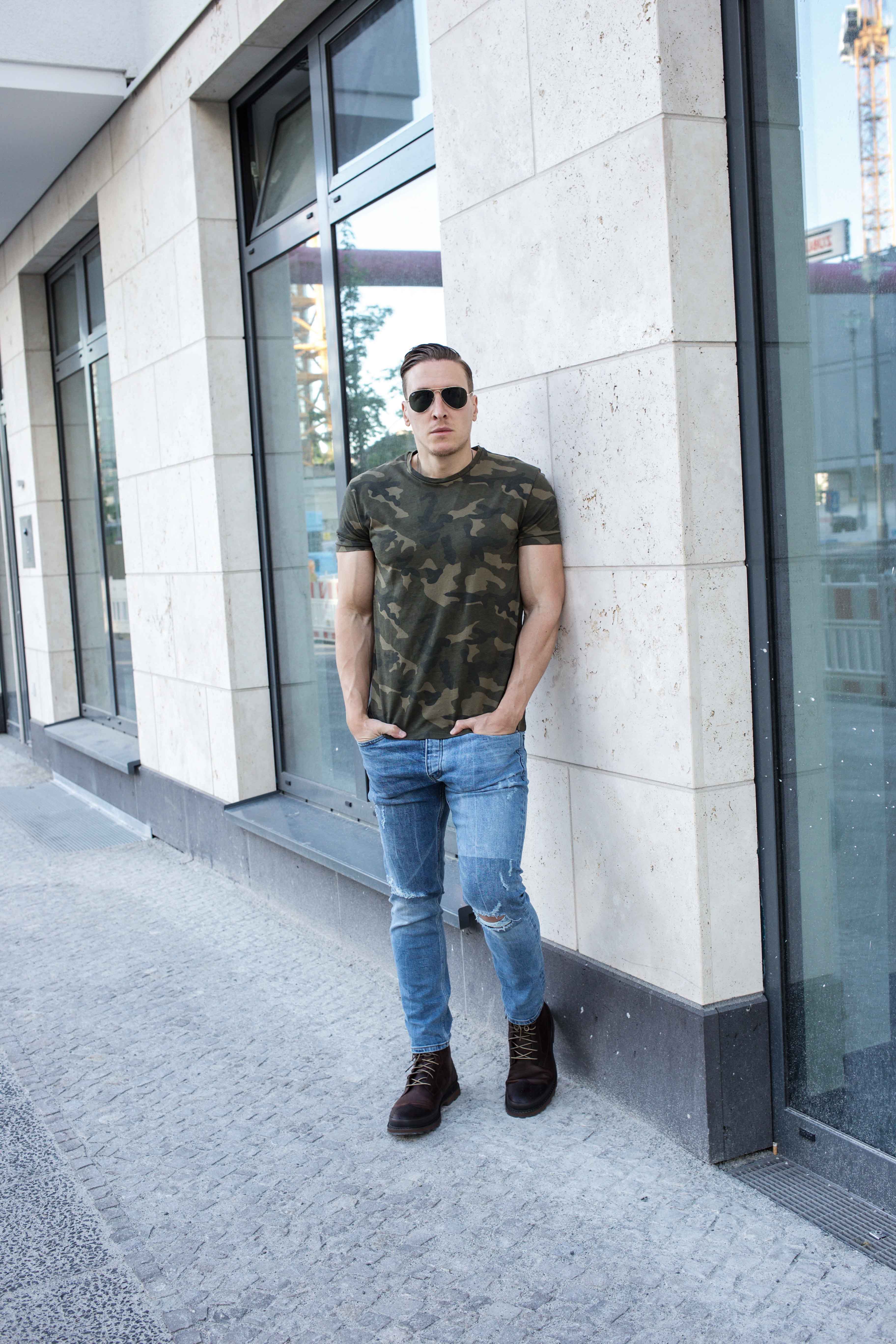 camouflage-braun-erdtöne-boots-ripped-jeans-männer-lifestyle-modeblog_6816