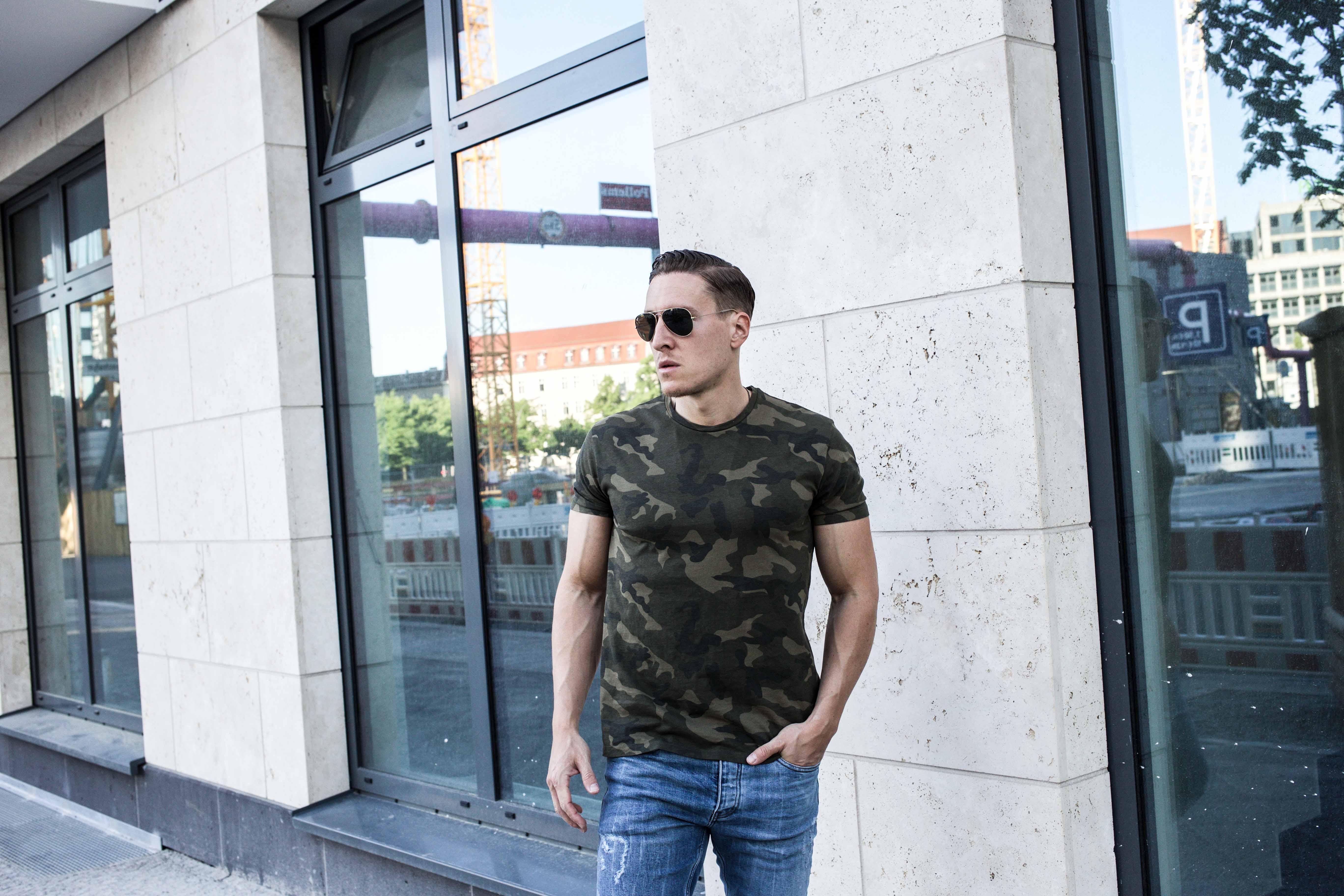 camouflage-braun-erdtöne-boots-ripped-jeans-männer-lifestyle-modeblog_6850