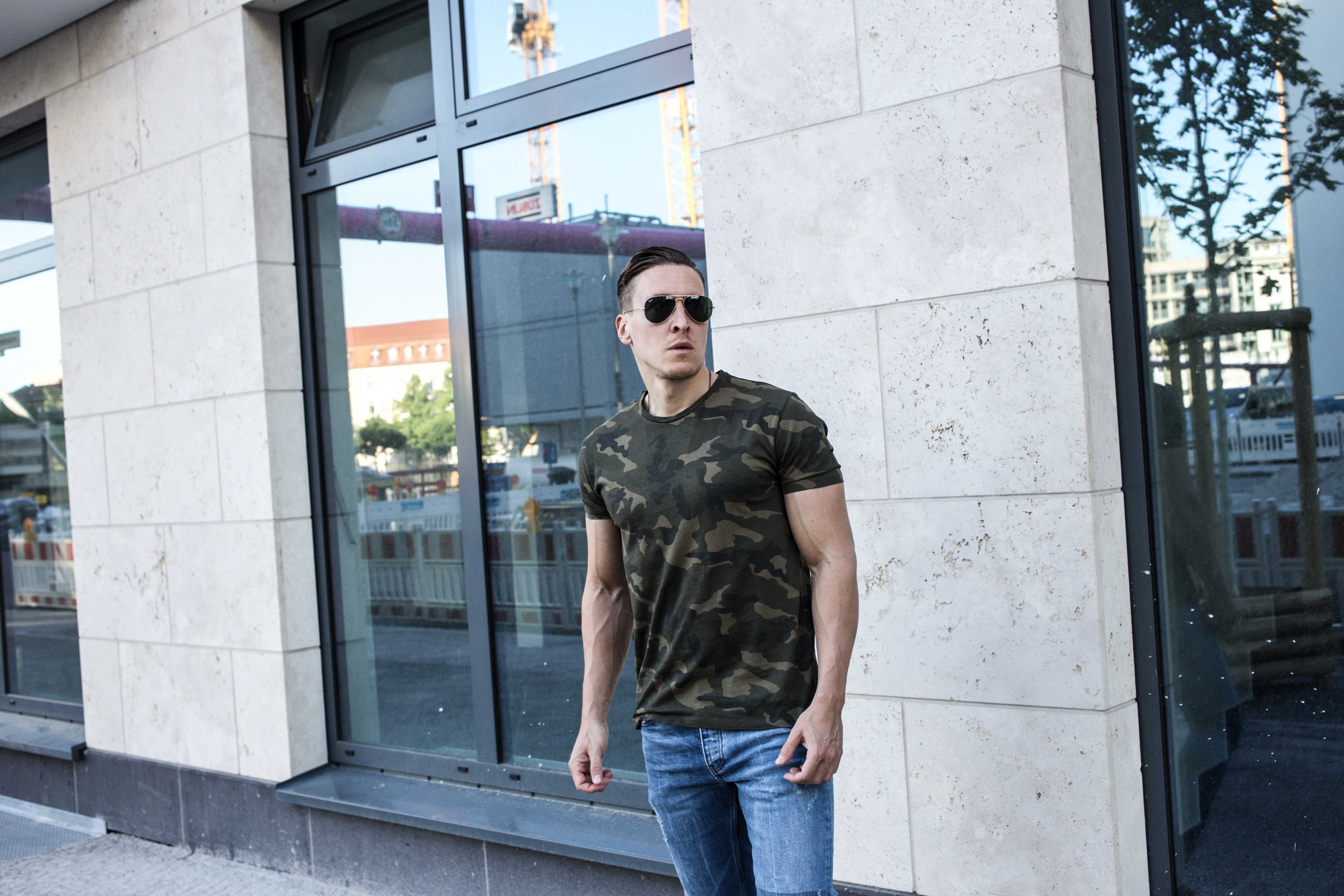 camouflage-braun-erdtöne-boots-ripped-jeans-männer-lifestyle-modeblog_6856