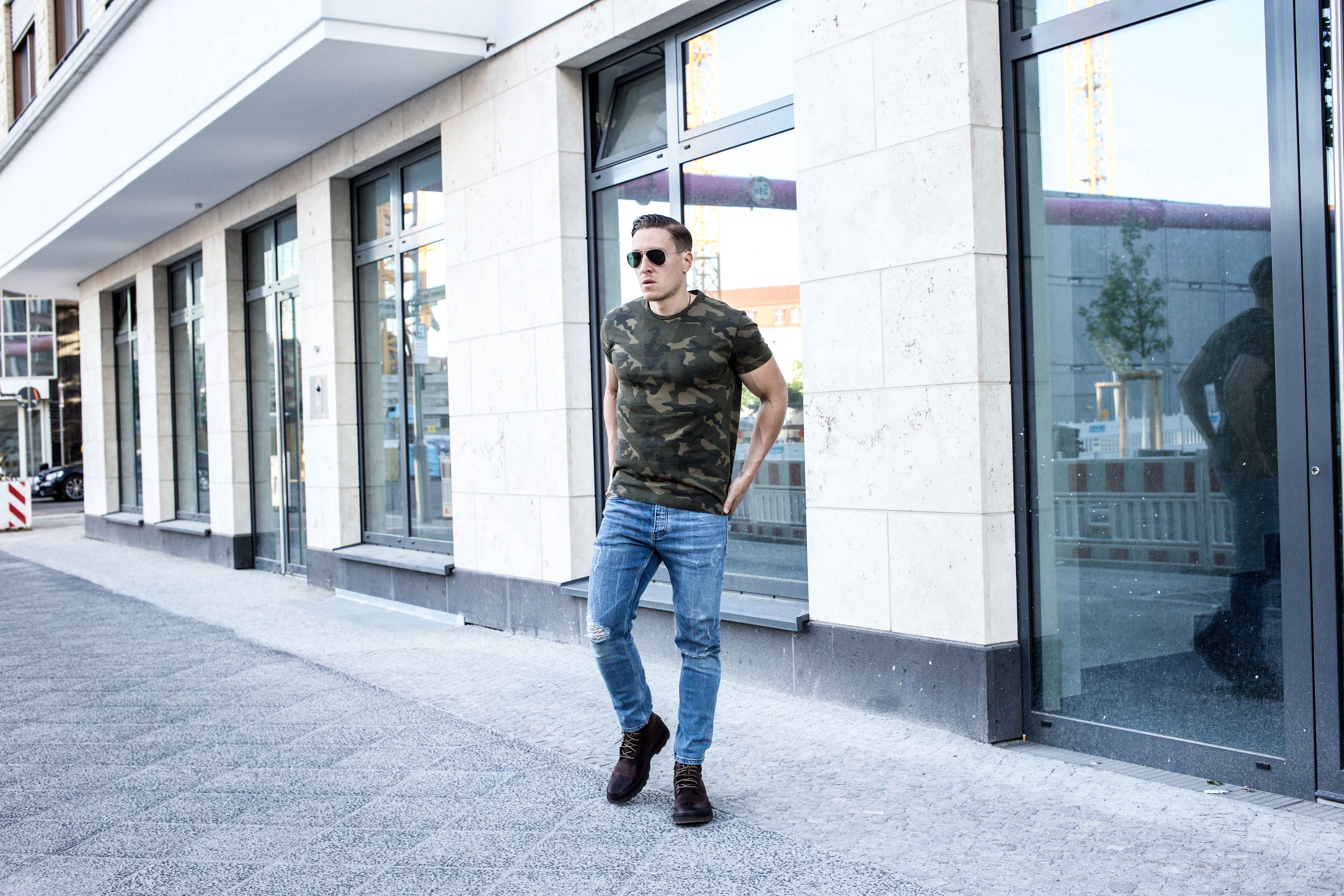 camouflage-braun-erdtöne-boots-ripped-jeans-männer-lifestyle-modeblog_6882