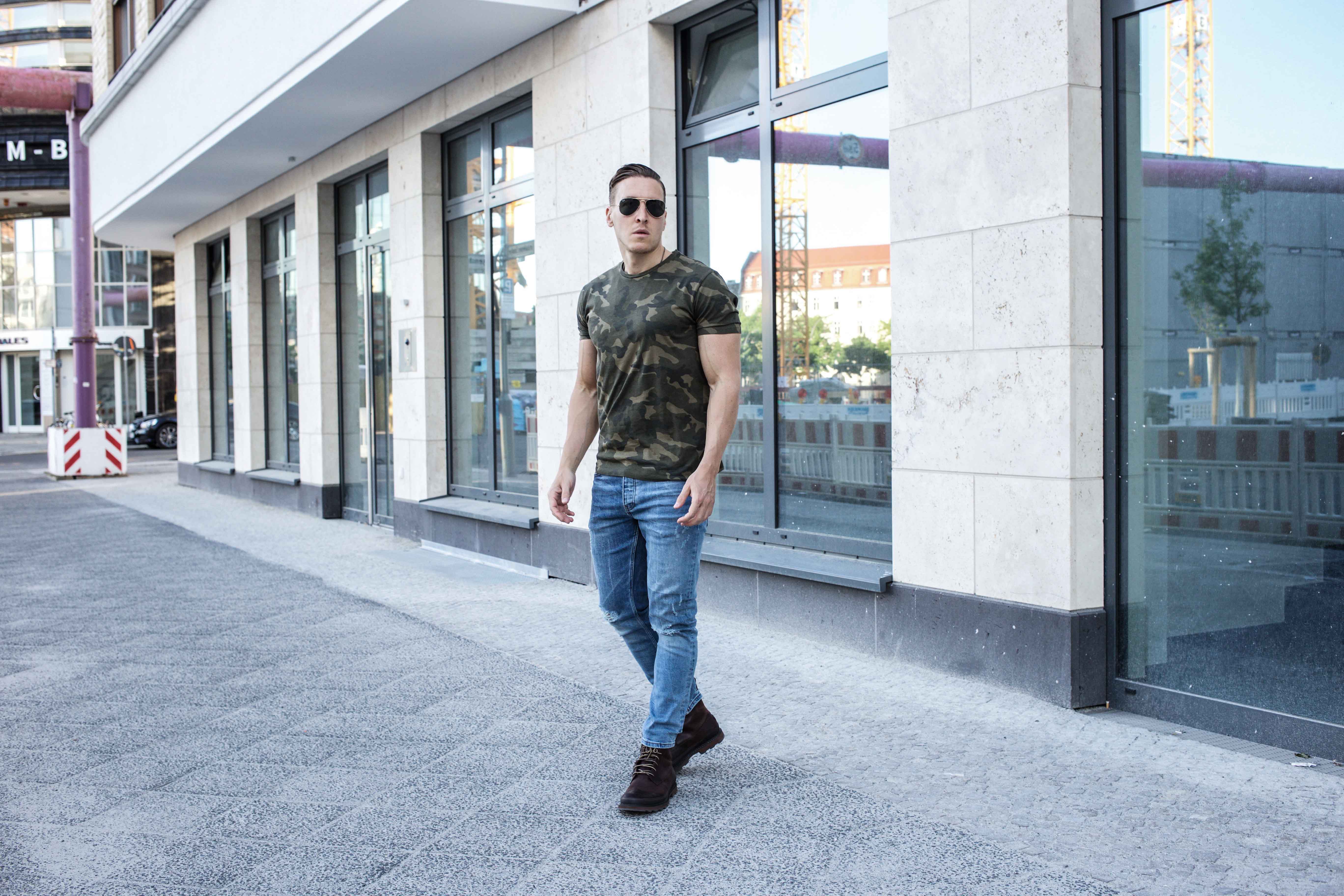 camouflage-braun-erdtöne-boots-ripped-jeans-männer-lifestyle-modeblog_6886