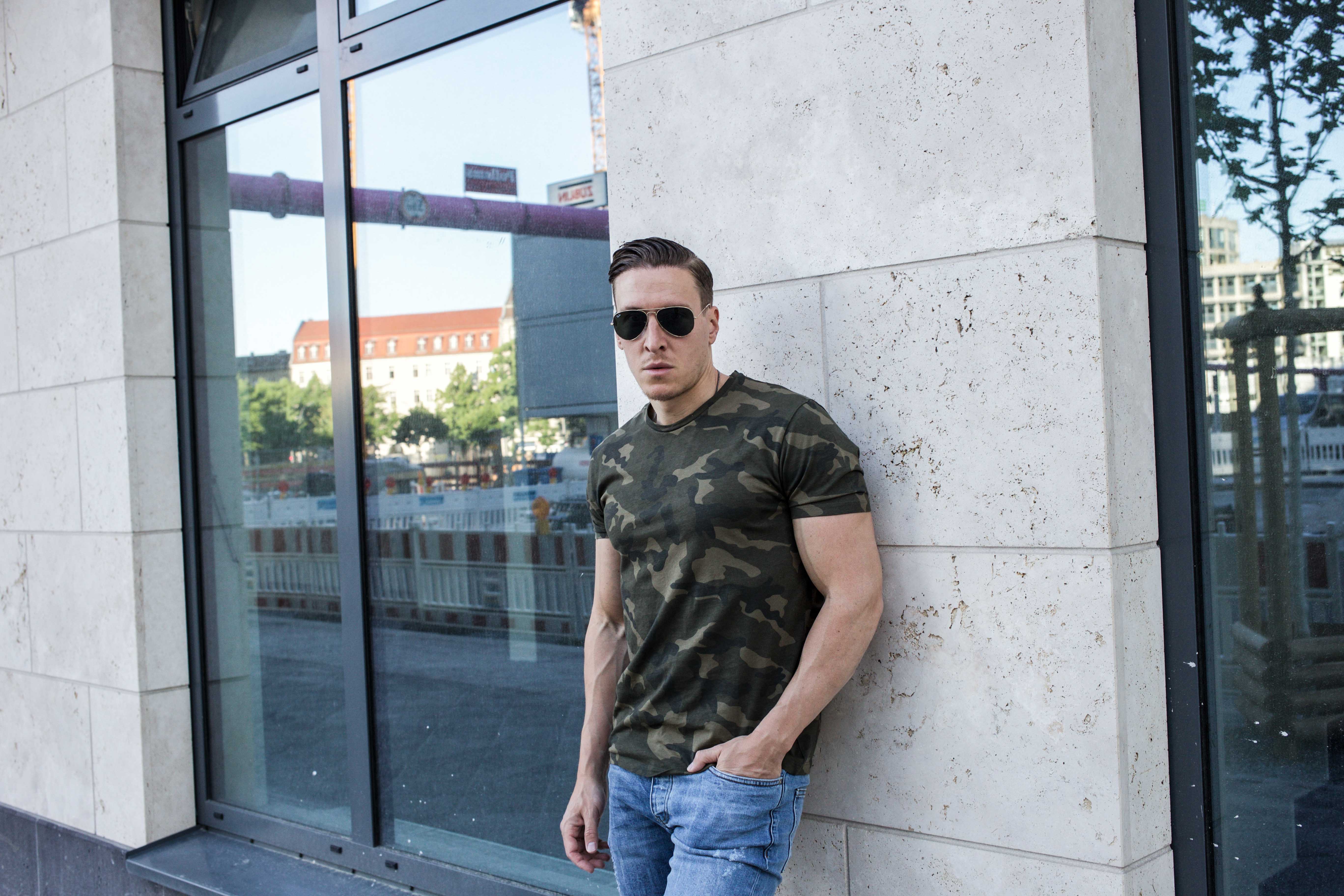camouflage-braun-erdtöne-boots-ripped-jeans-männer-lifestyle-modeblog_6921