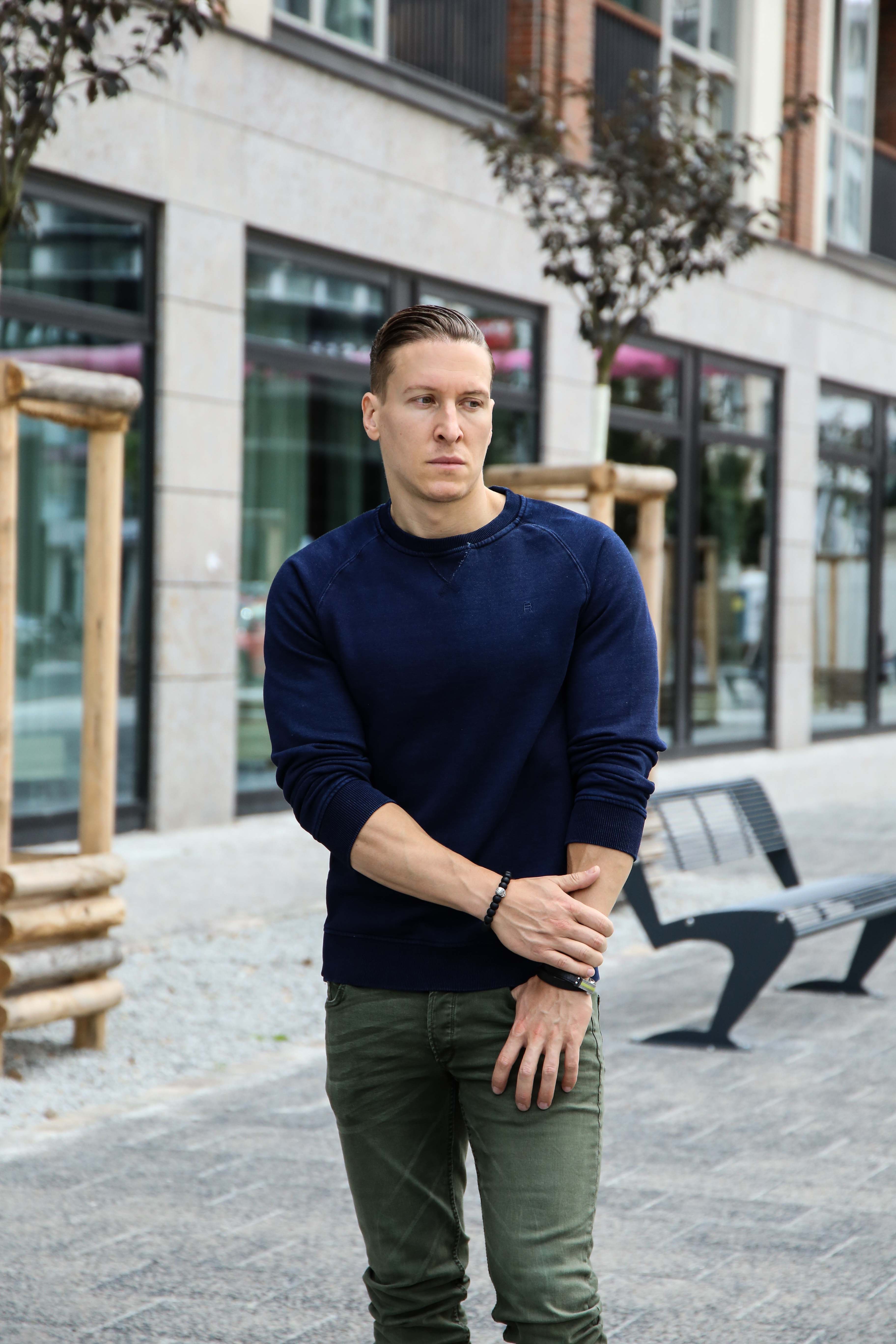 herbst-look-sweatshirt-indigo-blau-washed-skinny-jeans-grün-modeblog-männerblog-berlin_0112