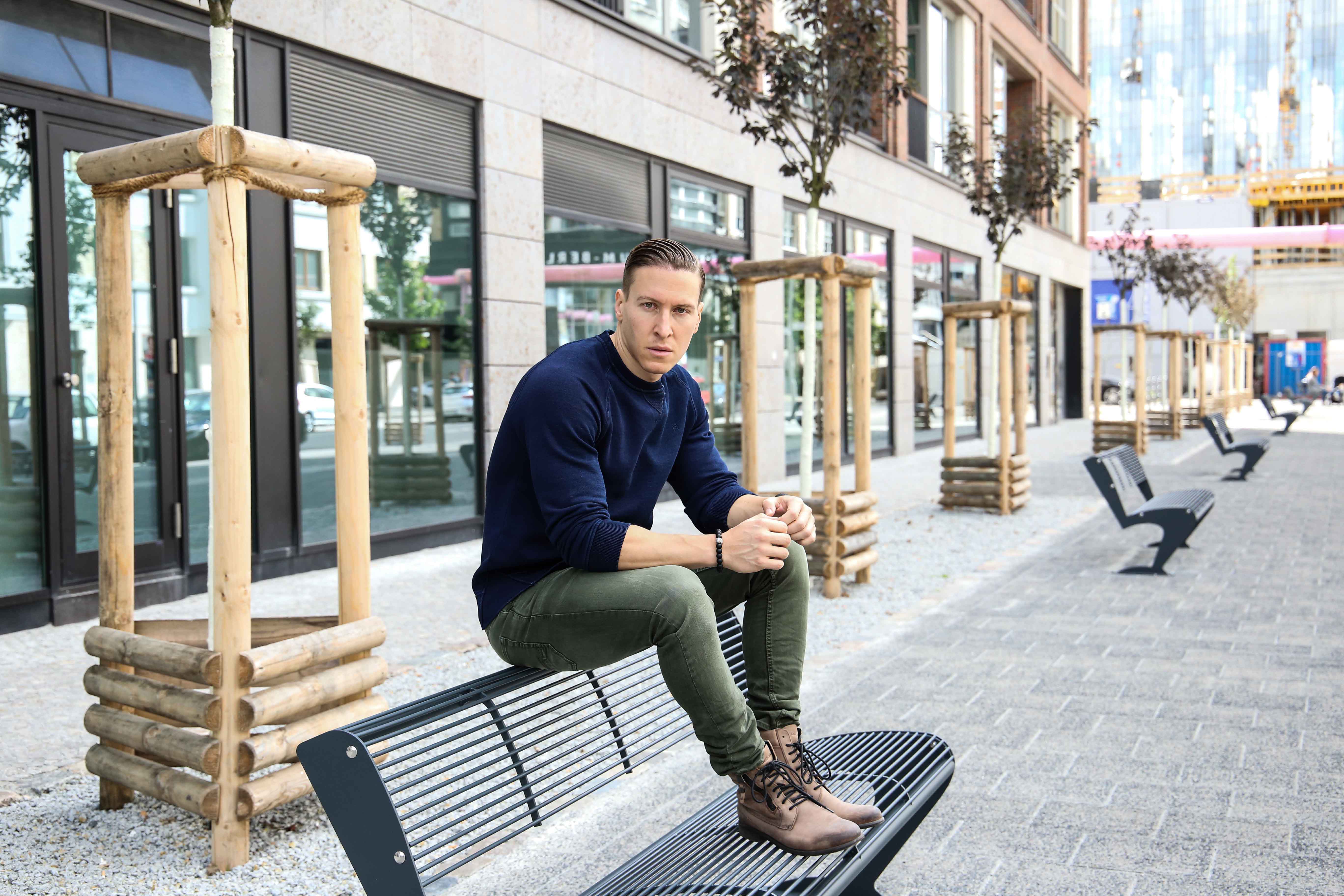 herbst-look-sweatshirt-indigo-blau-washed-skinny-jeans-grün-modeblog-männerblog-berlin_0129