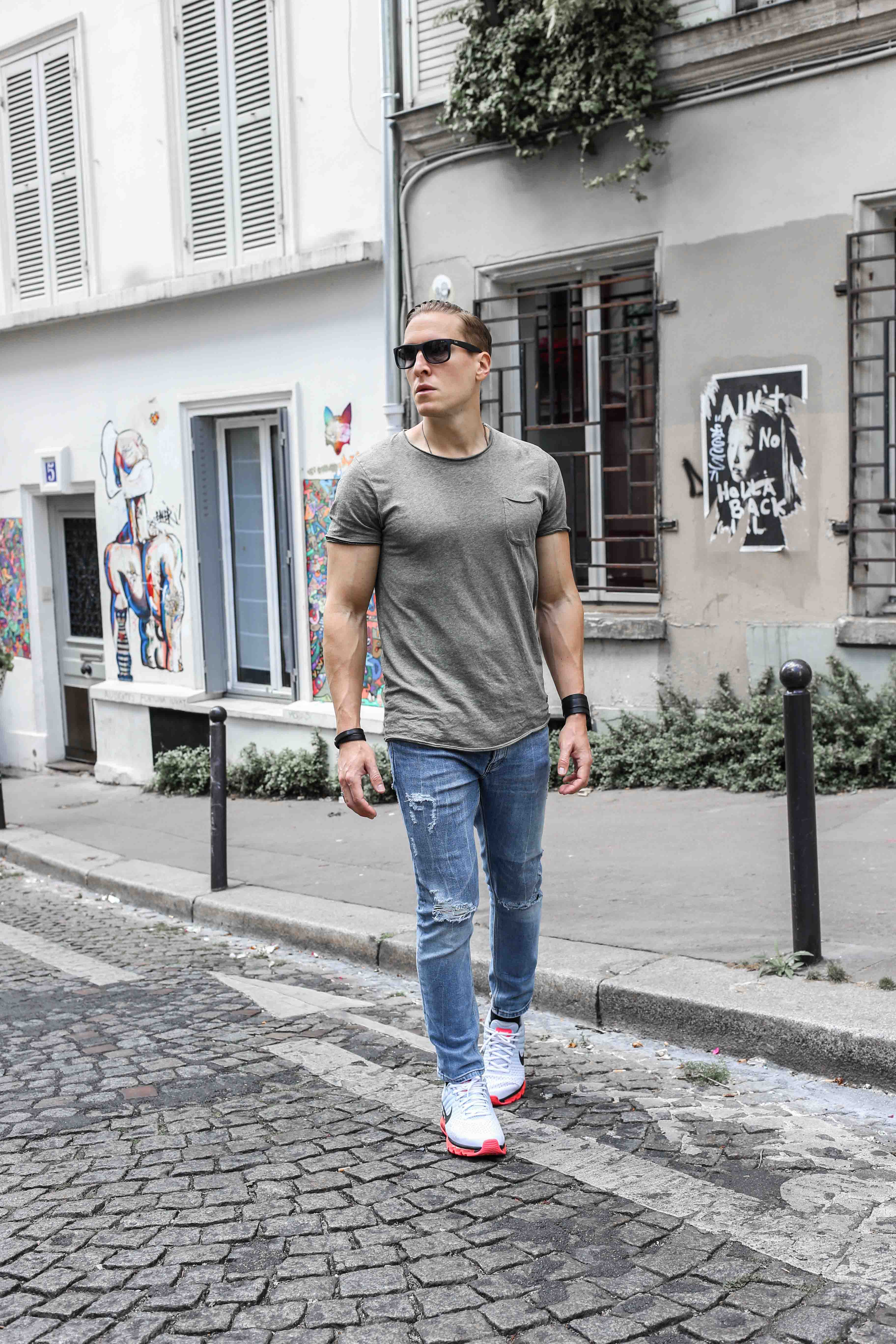 männerblog-modeblog-outfit-paris-basic-look-grünes-tshirt-ripped-jeans-nike-air-max-2017_2328