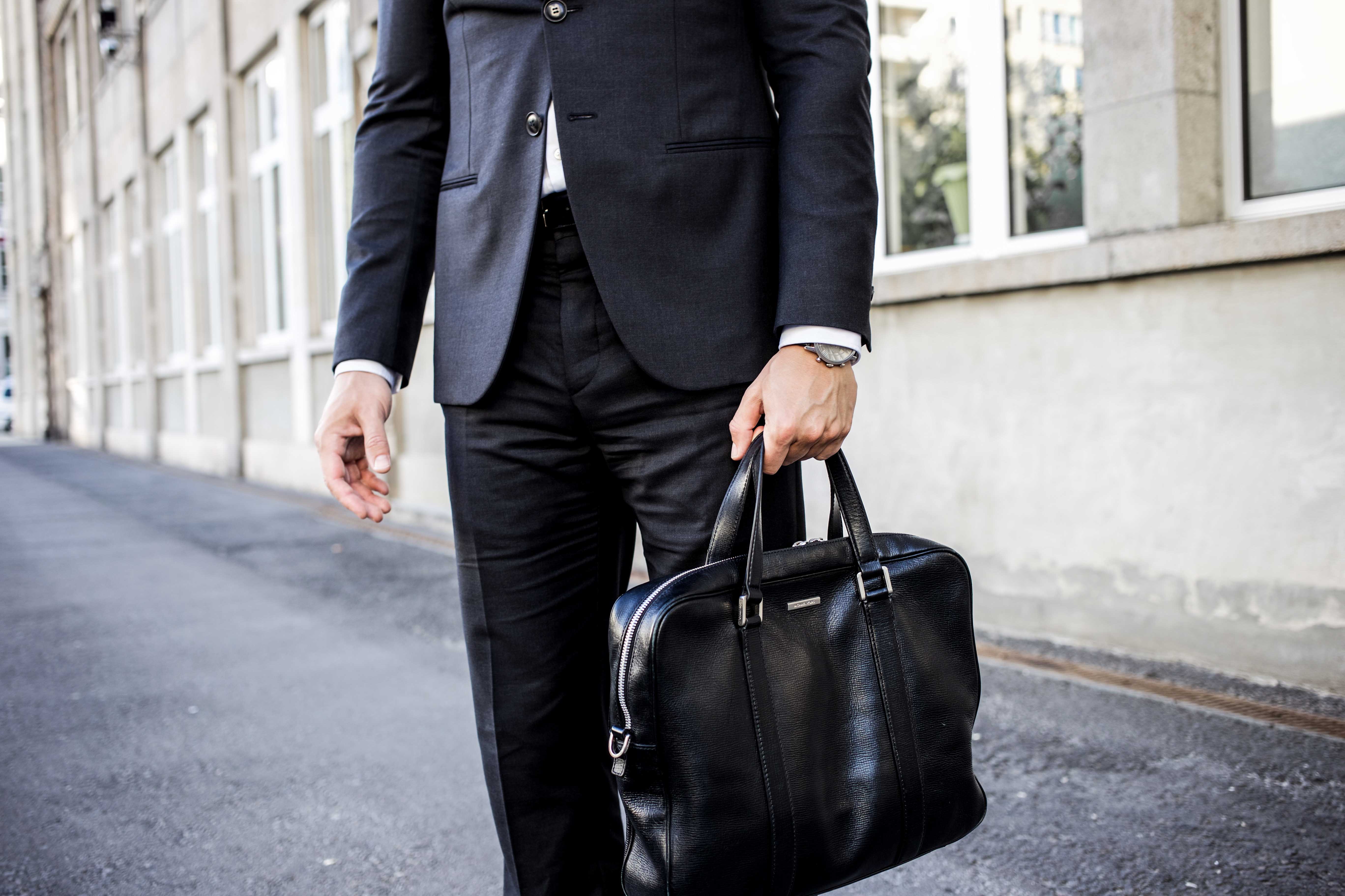 Giorgio-Armani-Anzug-Business-Look-Michael-Kors-Aktentasche_7154