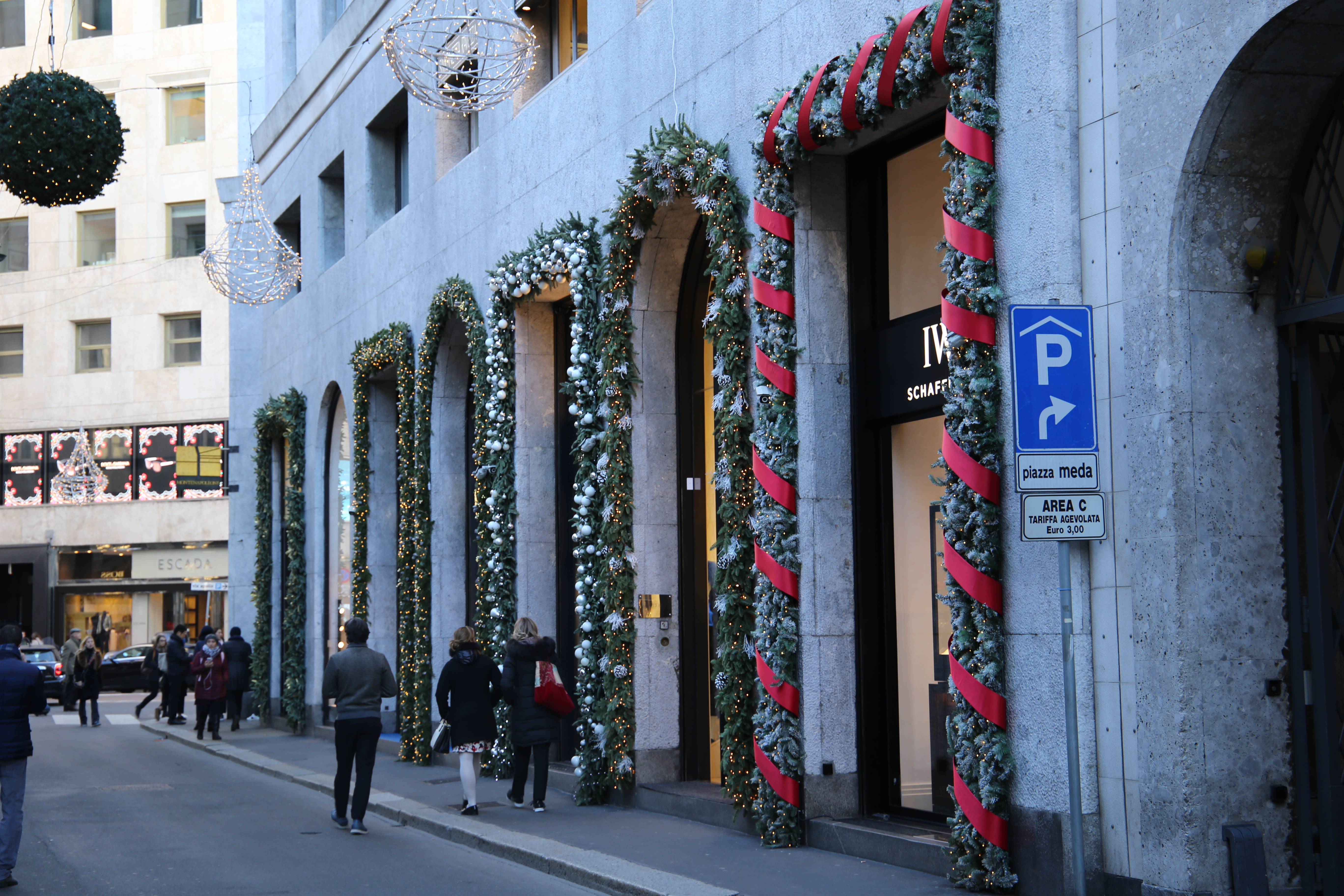 Via_Montenapoleone_Weihnachten_Quadrilatero_della_Moda_Viereck_der_Mode_Mailand_Eingang_Shoppen_Einkaufen_Shopping