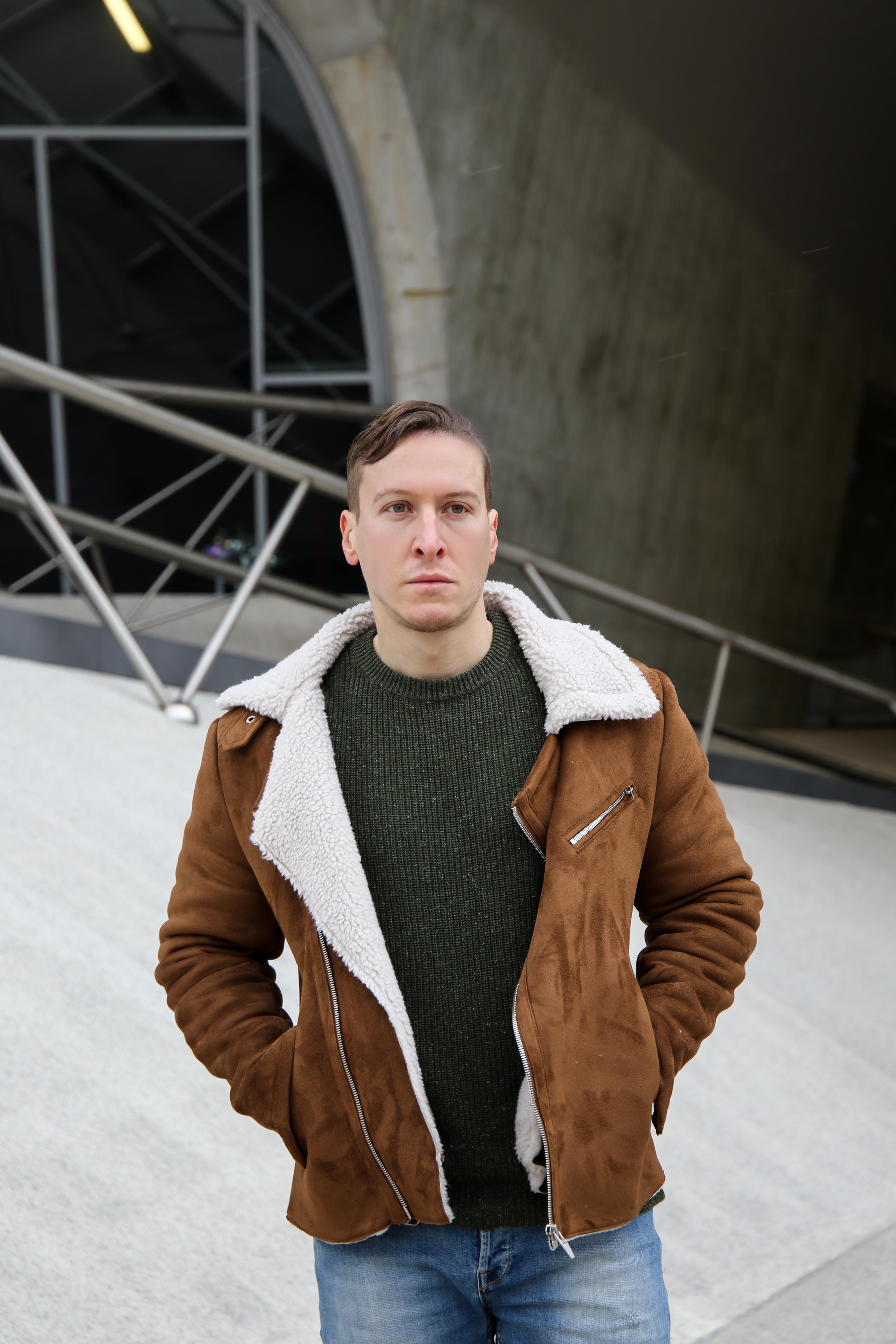 braune-sherpa-jacke-tannengrüner-pullover-braune-sorel-boots-casual-wear-outfit-männerblog-berlin-wolfsburg