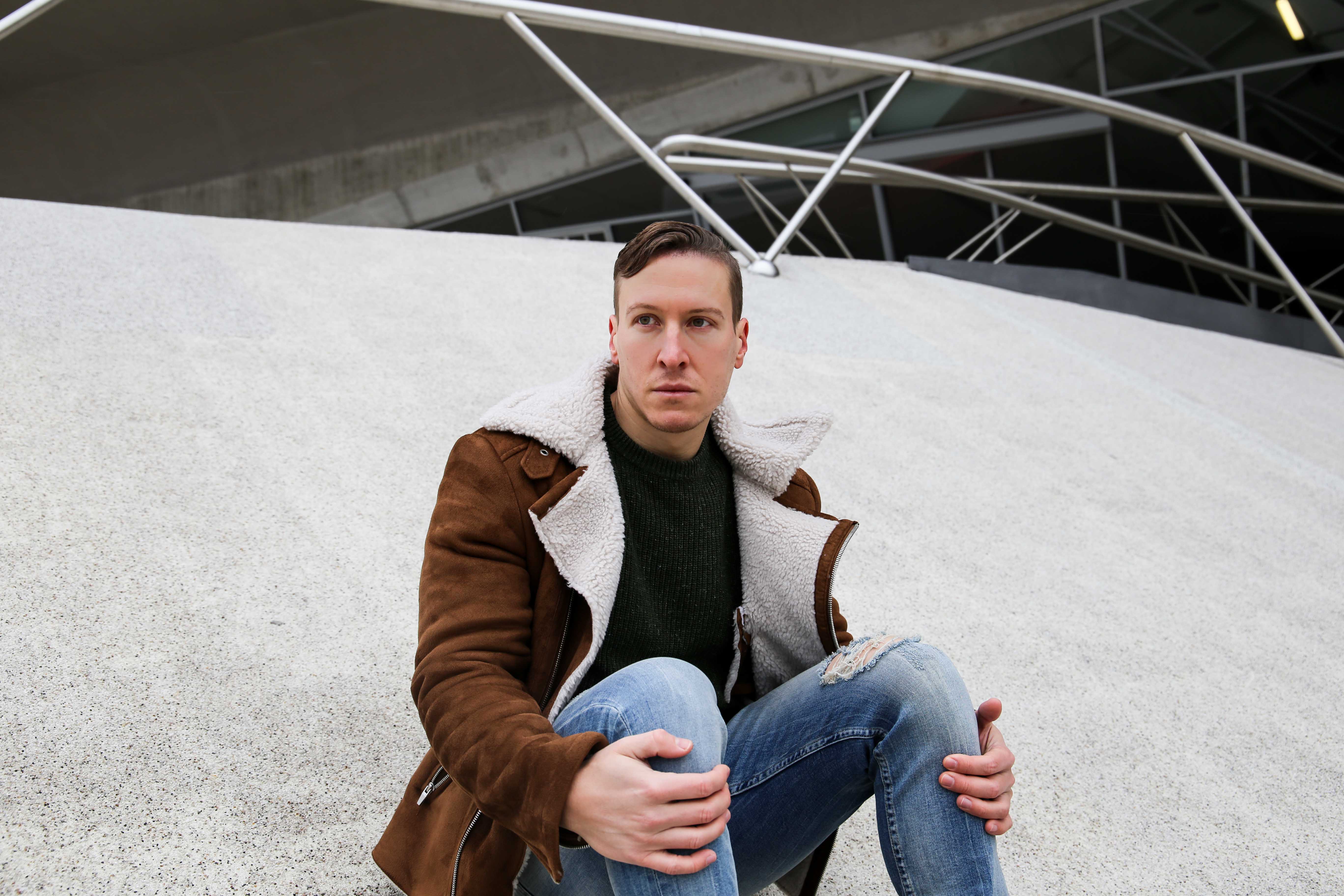 braune-sherpa-jacke-tannengrüner-pullover-braune-sorel-boots-casual-wear-outfit-männerblog-berlin-wolfsburg