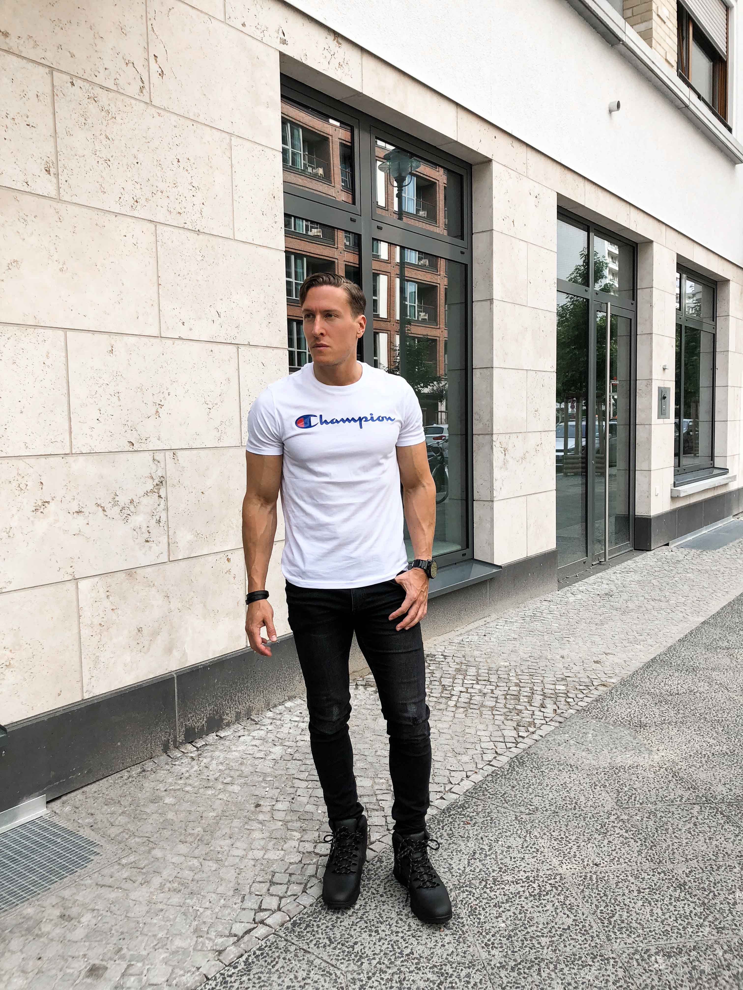 weisses-champion-shirt-sportlicher-look-sommer-berlin-blogger-retro-modeblog-timberland-helcor-boots-outfit