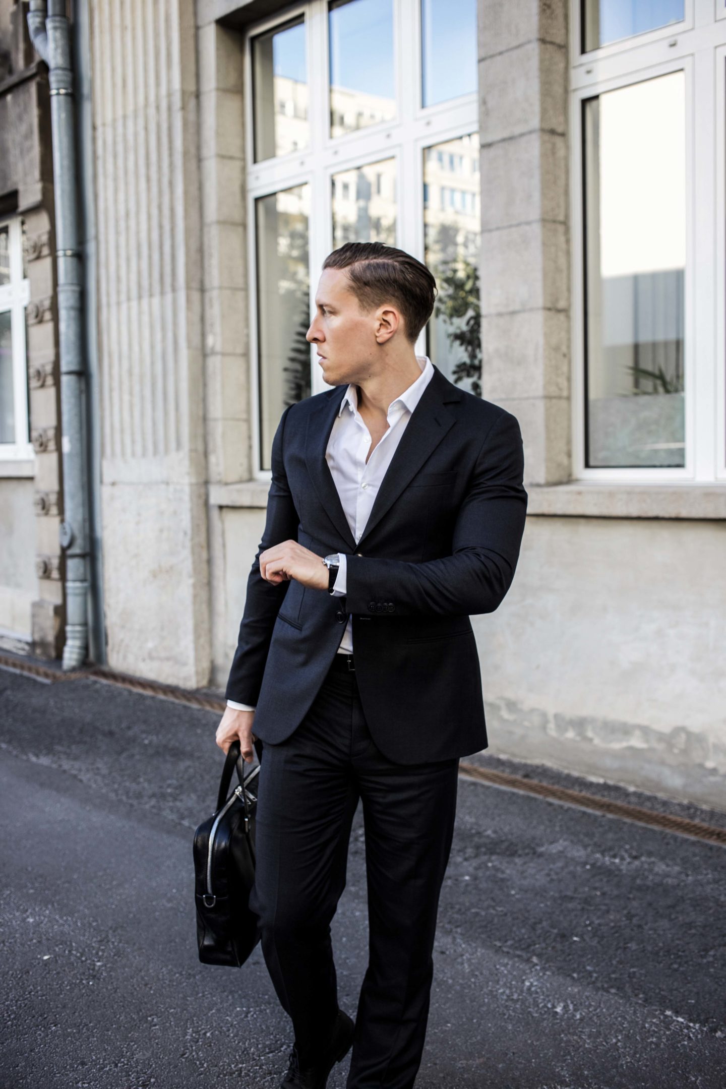 Business Look Schwarzer Armani Anzug, weißes Hemd und Michael Kors Aktentasche 7