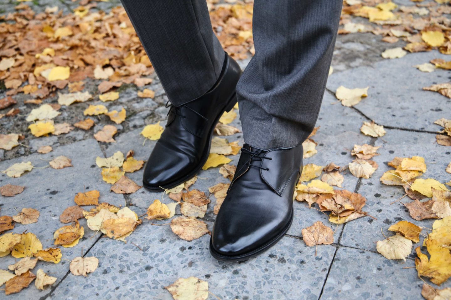 Grauer Anzug kombinieren Schuhe schwarze Business 