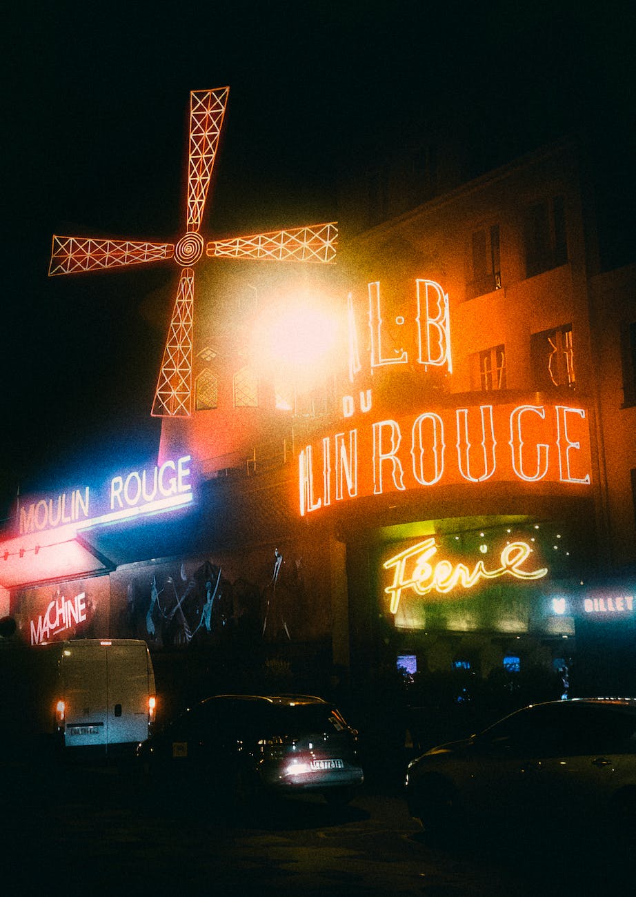 the moulin rouge at night